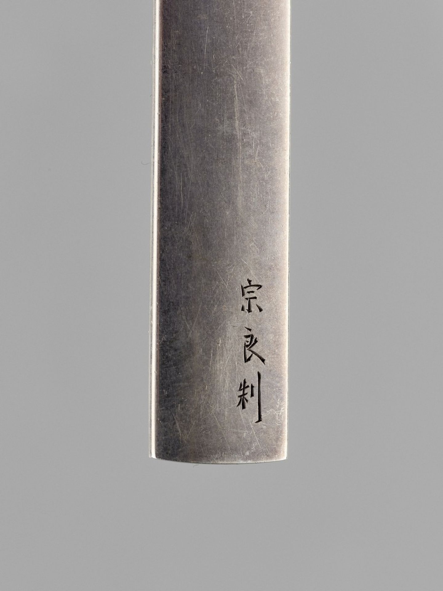 MUNEYOSHI: A RARE SILVER KOZUKA By Muneyoshi, signed Muneyoshi seiJapan, 19th century, Edo period ( - Bild 4 aus 4