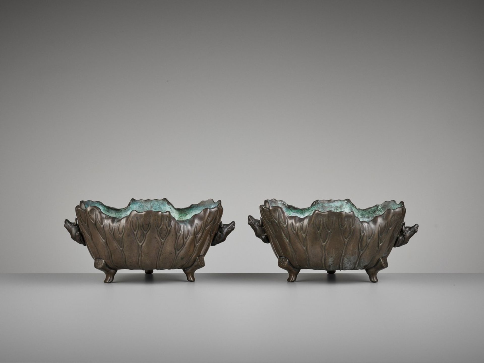 A PAIR OF BRONZE ‘LOTUS AND FROG’ WATER BASINS Japan, Meiji period (1868-1912)A pair of water basins - Bild 5 aus 9