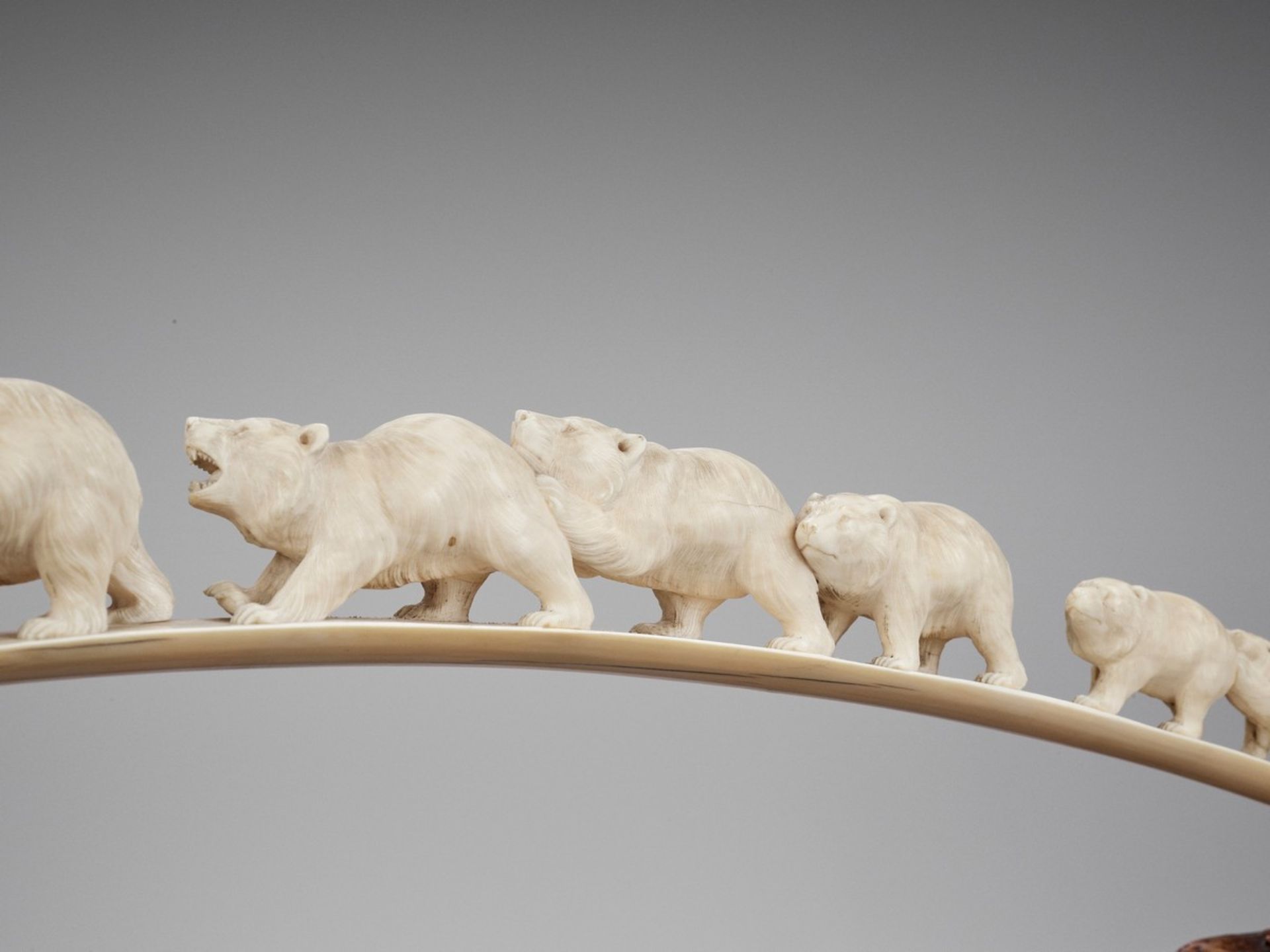 AN IVORY TUSK OKIMONO OF TRAVELING BEARS Japan, Meiji period (1868-1912)Finely carved with a group - Bild 4 aus 8