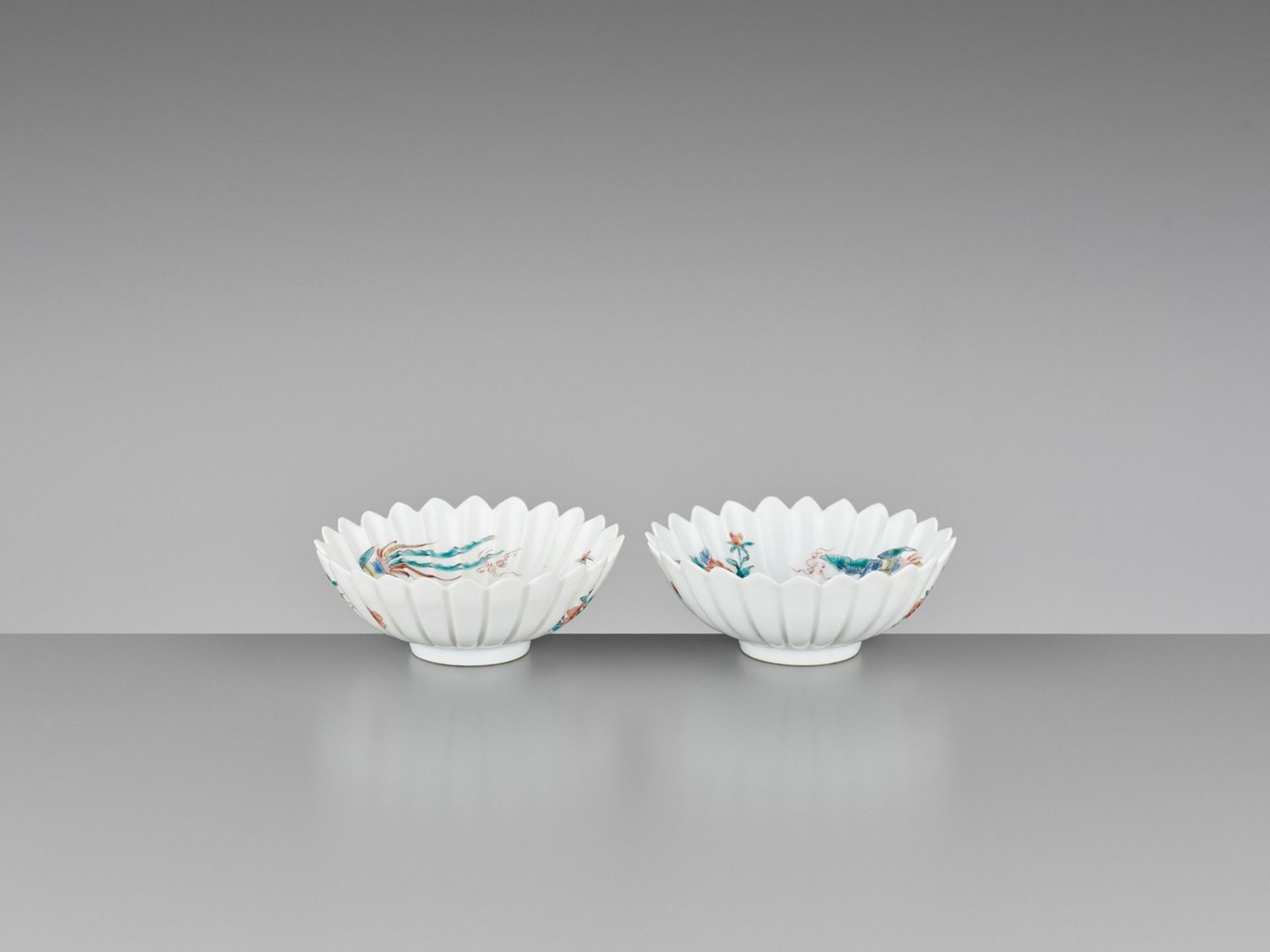 A PAIR OF ‘CHRYSANTHEMUM’ KAKIEMON PORCELAIN BOWLS Japan, 18th century, Edo period (1615-1868)Each - Bild 7 aus 9