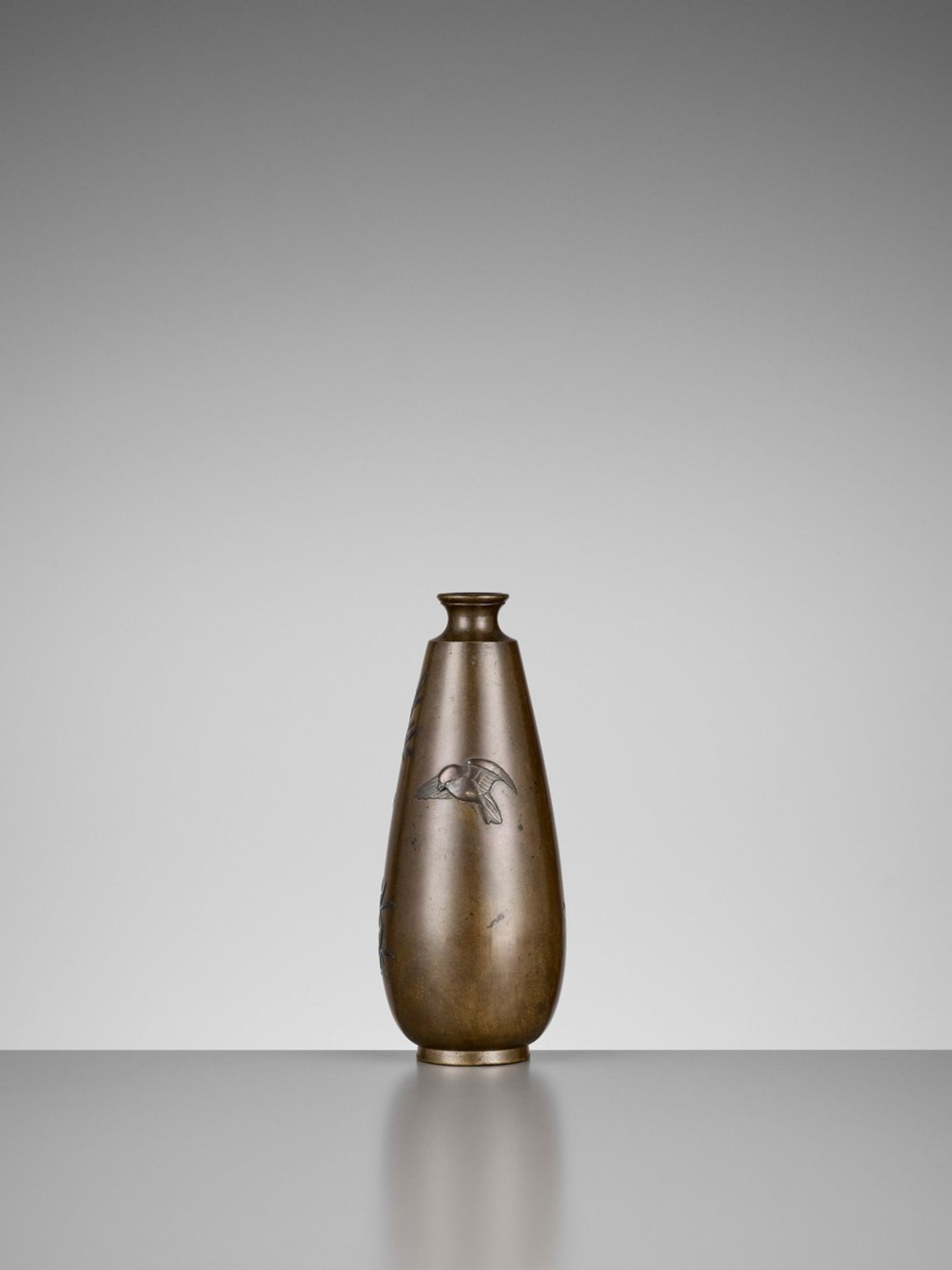 BIZAN: A SENTOKU BRONZE VASE WITH A SPARROW AND BAMBOO Signed BizanJapan, Meiji period (1868-1912) - Bild 4 aus 9