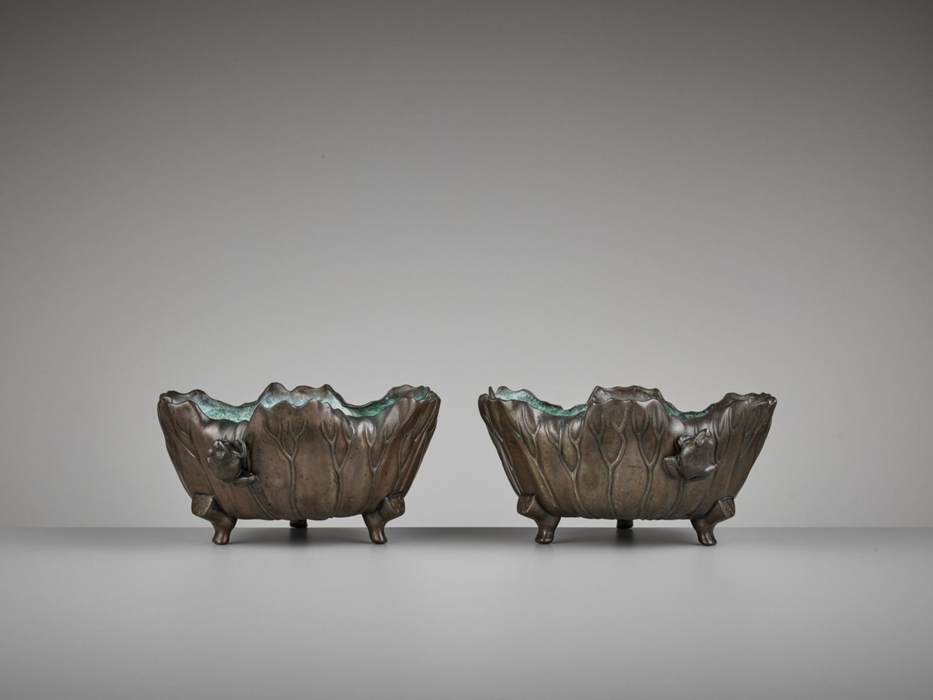 A PAIR OF BRONZE ‘LOTUS AND FROG’ WATER BASINS Japan, Meiji period (1868-1912)A pair of water basins - Bild 3 aus 9