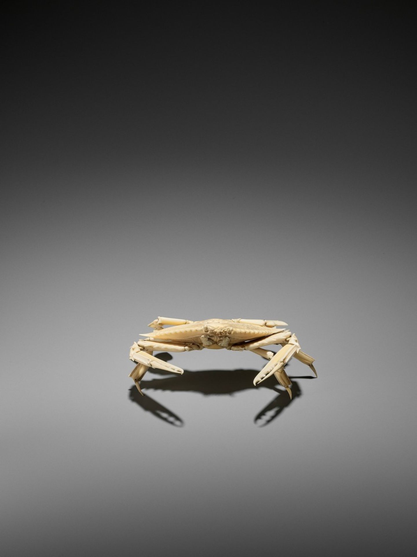 AN ARTICULATED IVORY OKIMONO OF A CRAB WITH WIDE CARAPACE Japan, Meiji period (1868-1912)The crab - Bild 12 aus 13