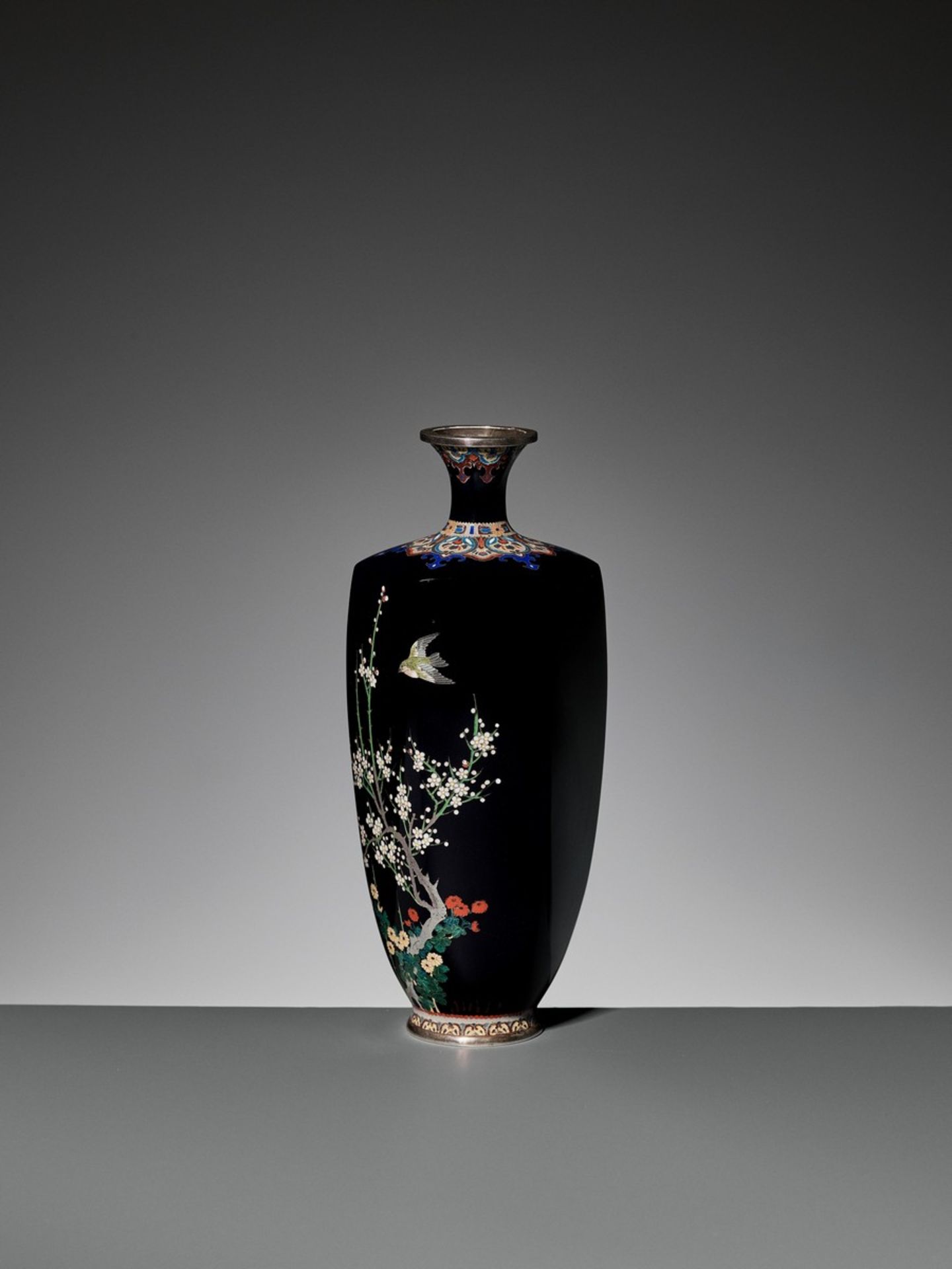 NAMIKAWA YASUYUKI: A HEXAGONAL CLOISONNÉ VASE WITH SUZUME, c. 1900 By Namikawa Yasuyuki (1845-1927), - Bild 9 aus 14