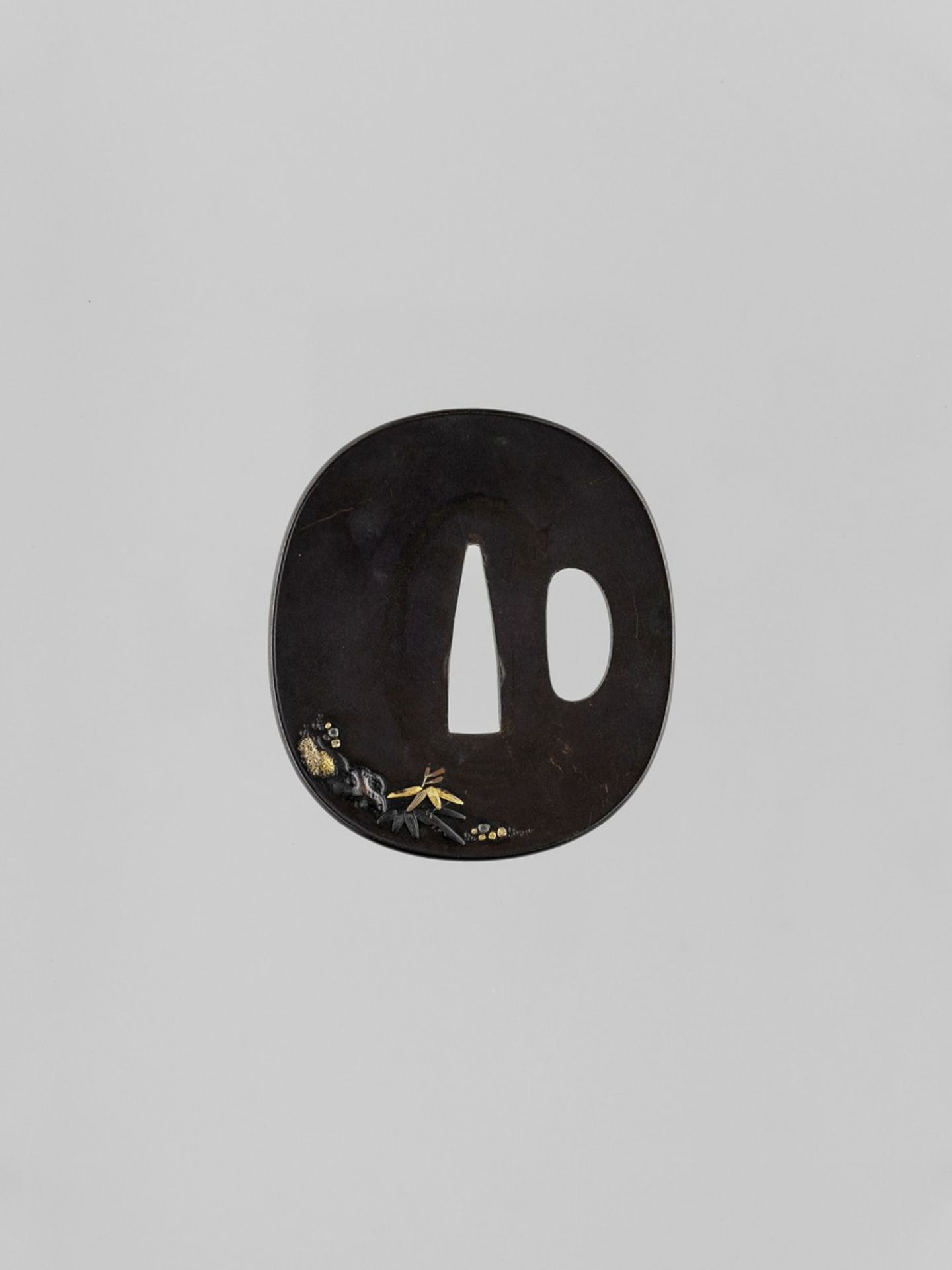 A SHIBUICHI TSUBA WITH TIGER AND BAMBOO Japan, 19th century, Edo period (1615-1868)Of tate-maru-gata - Bild 2 aus 4