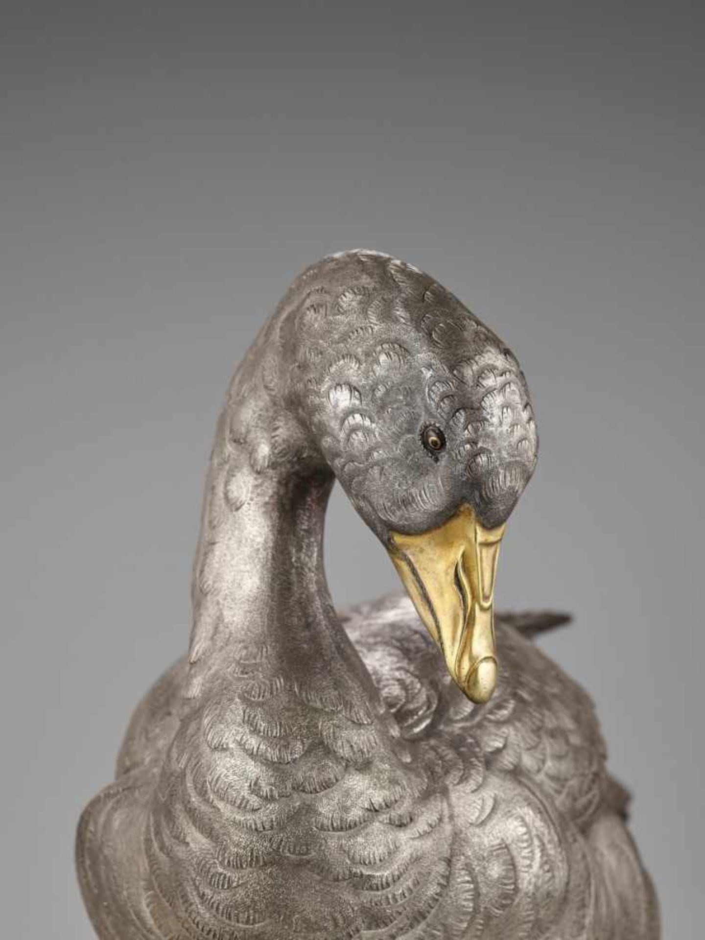 OSHIMOTO SEIJI: AN EXTREMELY FINE AND LARGE PARCEL-GILT AND SILVERED BRONZE OKIMONO OF A GOOSE - Bild 2 aus 14