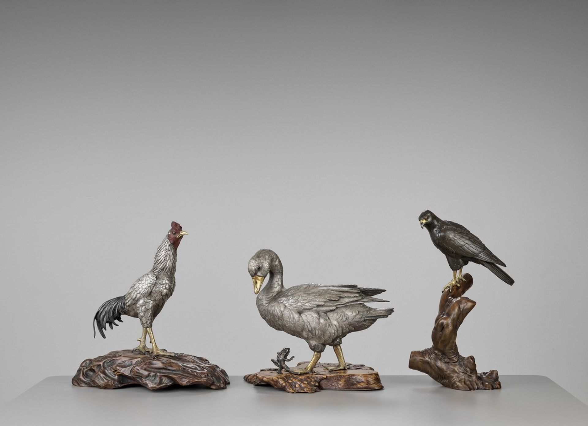 OSHIMOTO SEIJI: AN EXTREMELY FINE AND LARGE PARCEL-GILT AND SILVERED BRONZE OKIMONO OF A GOOSE - Bild 14 aus 14