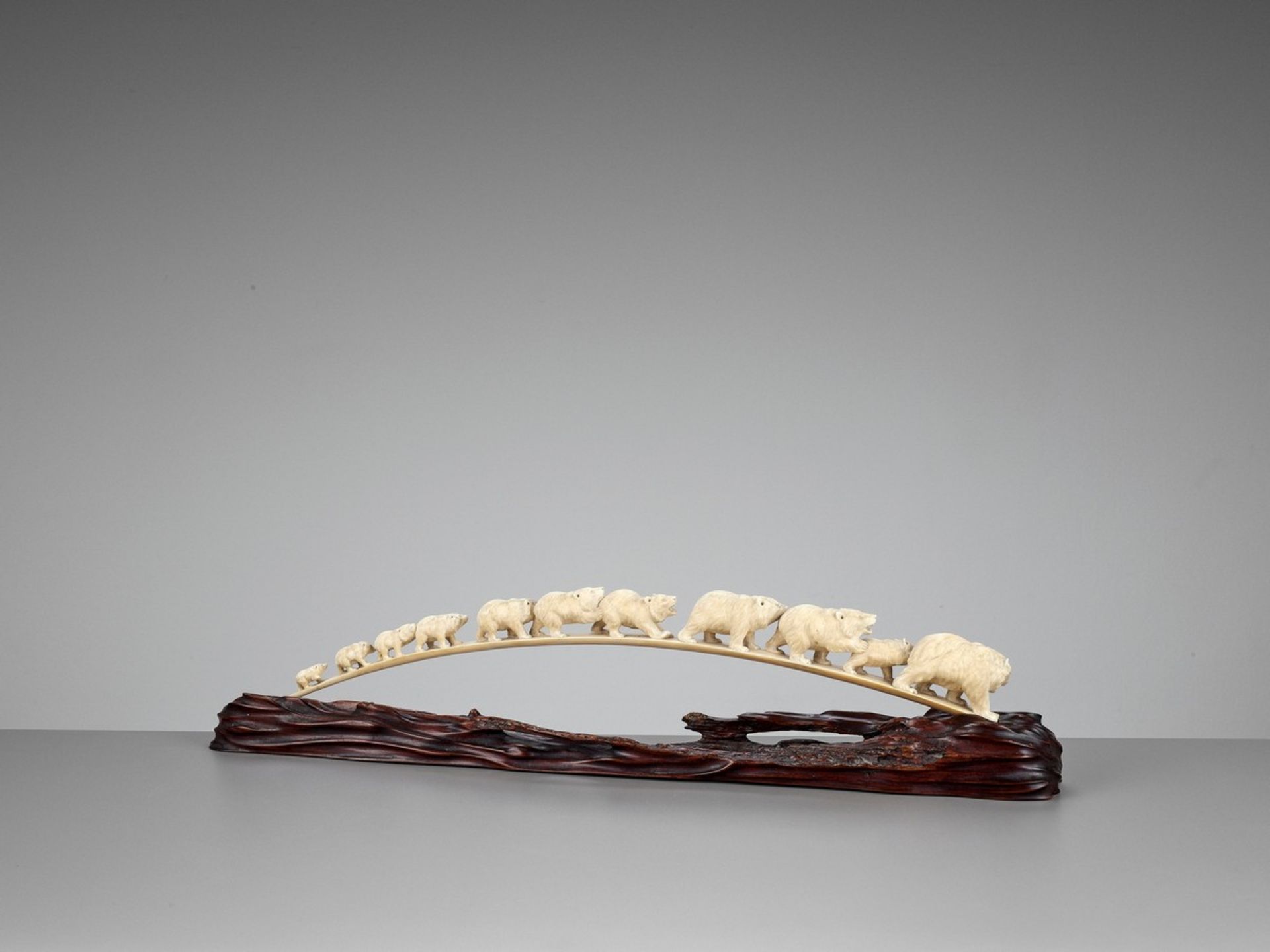 AN IVORY TUSK OKIMONO OF TRAVELING BEARS Japan, Meiji period (1868-1912)Finely carved with a group - Bild 7 aus 8