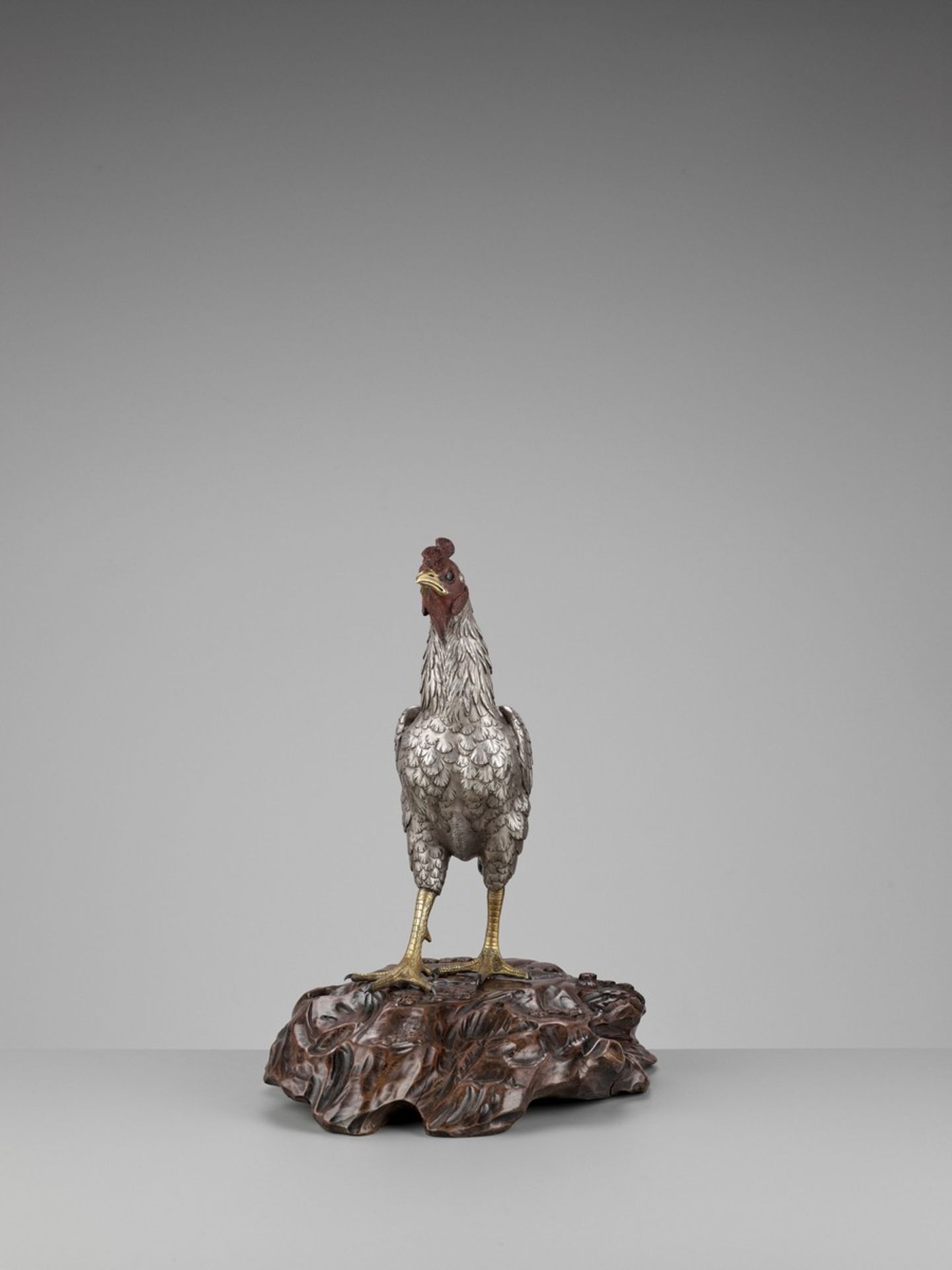 SEIYA: AN UNUSUAL AND RARE PARCEL-GILT SILVERED BRONZE OKIMONO OF A COCKEREL By Genryusai Seiya, - Bild 5 aus 14