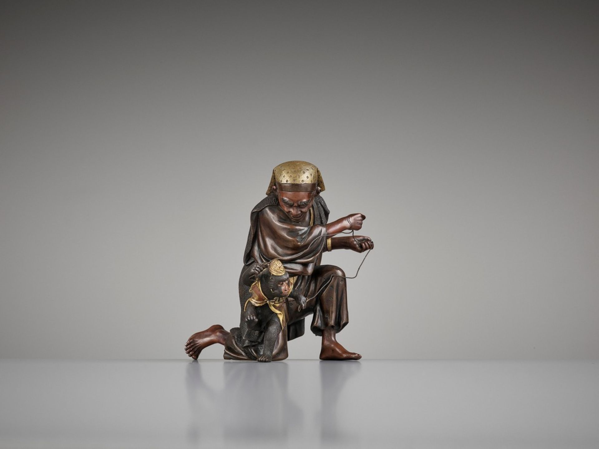 A RARE PARCEL-GILT SARUMAWASHI AND MONKEY BRONZE, ATTRIBUTED TO MIYAO EISUKE Attributed to Miyao - Bild 2 aus 10