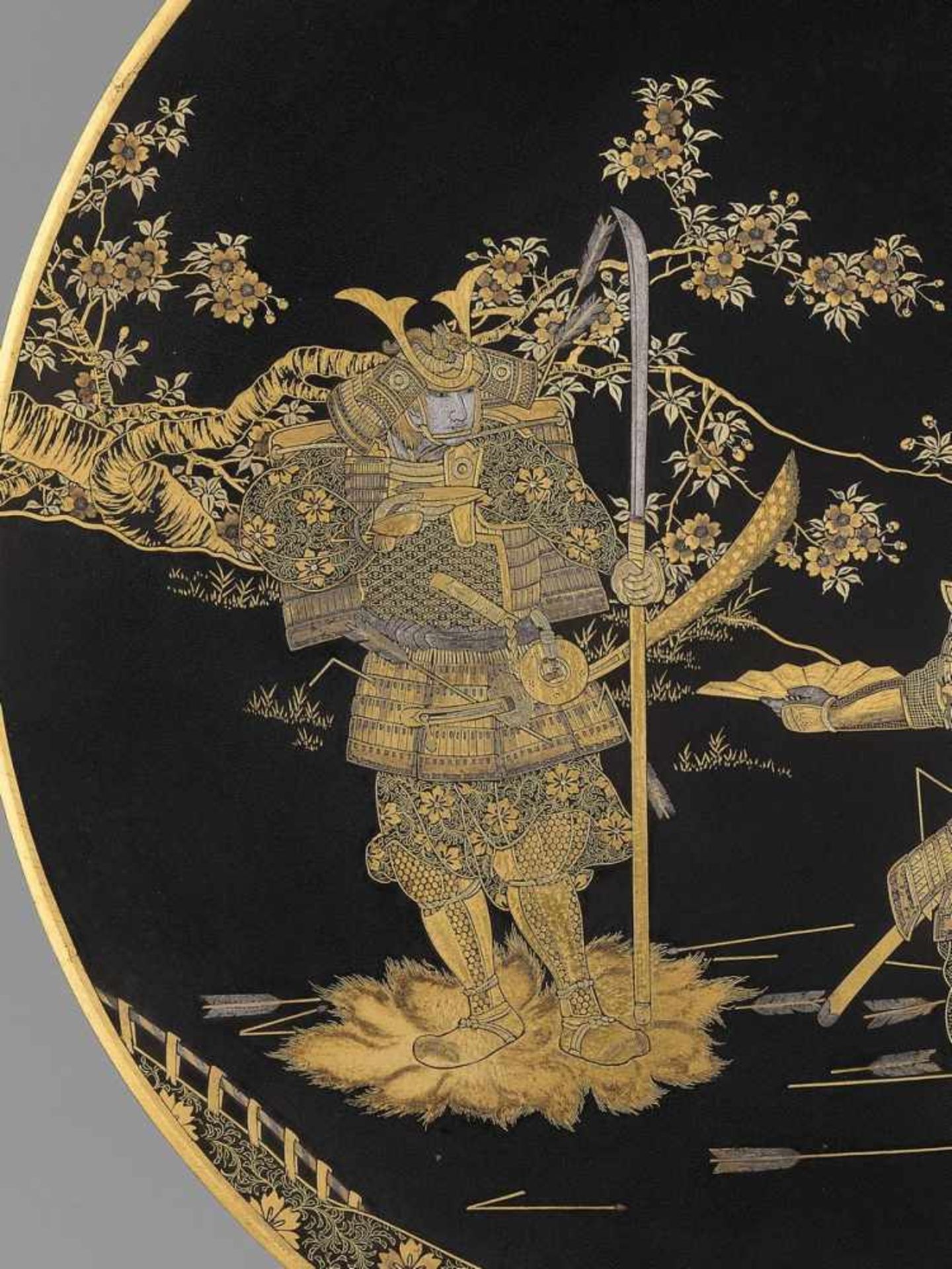 KOMAI: A RARE AND EXCEPTIONAL CHARGER DEPICTING SAMURAI By the Komai company, signed Nihon koku - Bild 4 aus 6