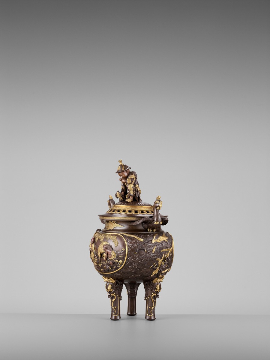 MIYAO EISUKE: A MASSIVE, RARE AND VERY FINE PARCEL-GILT BRONZE TRIPOD KORO AND FIGURAL COVER By - Image 9 of 14