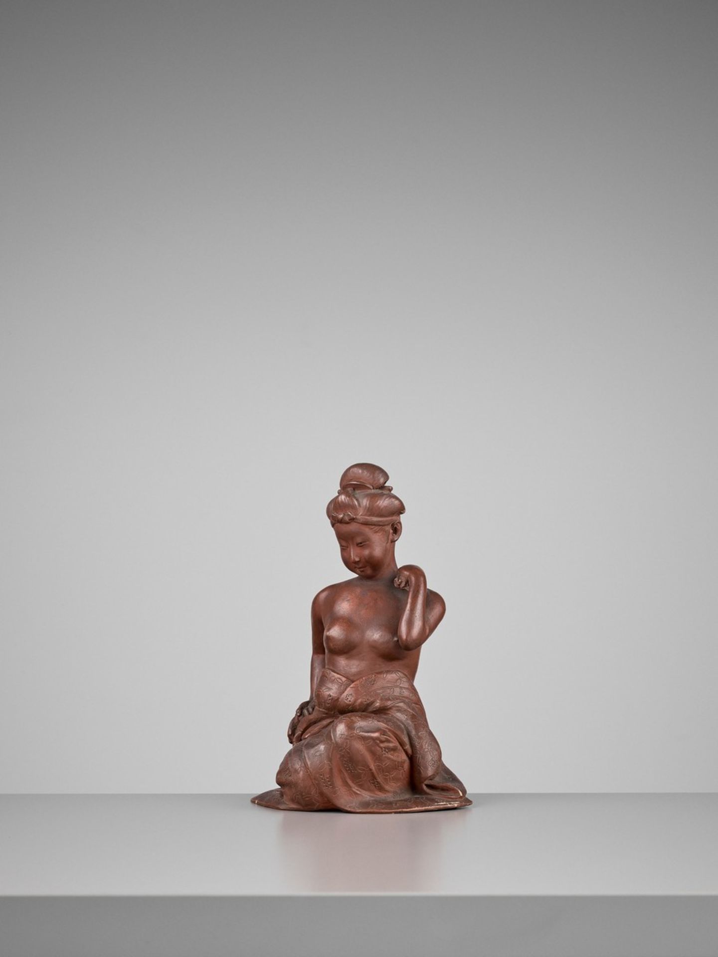 SAISHASHUN: A BIZEN CERAMIC FIGURE OF A BIJIN DRYING HERSELF, EX HAYASHI COLLECTION Signed - Bild 7 aus 14