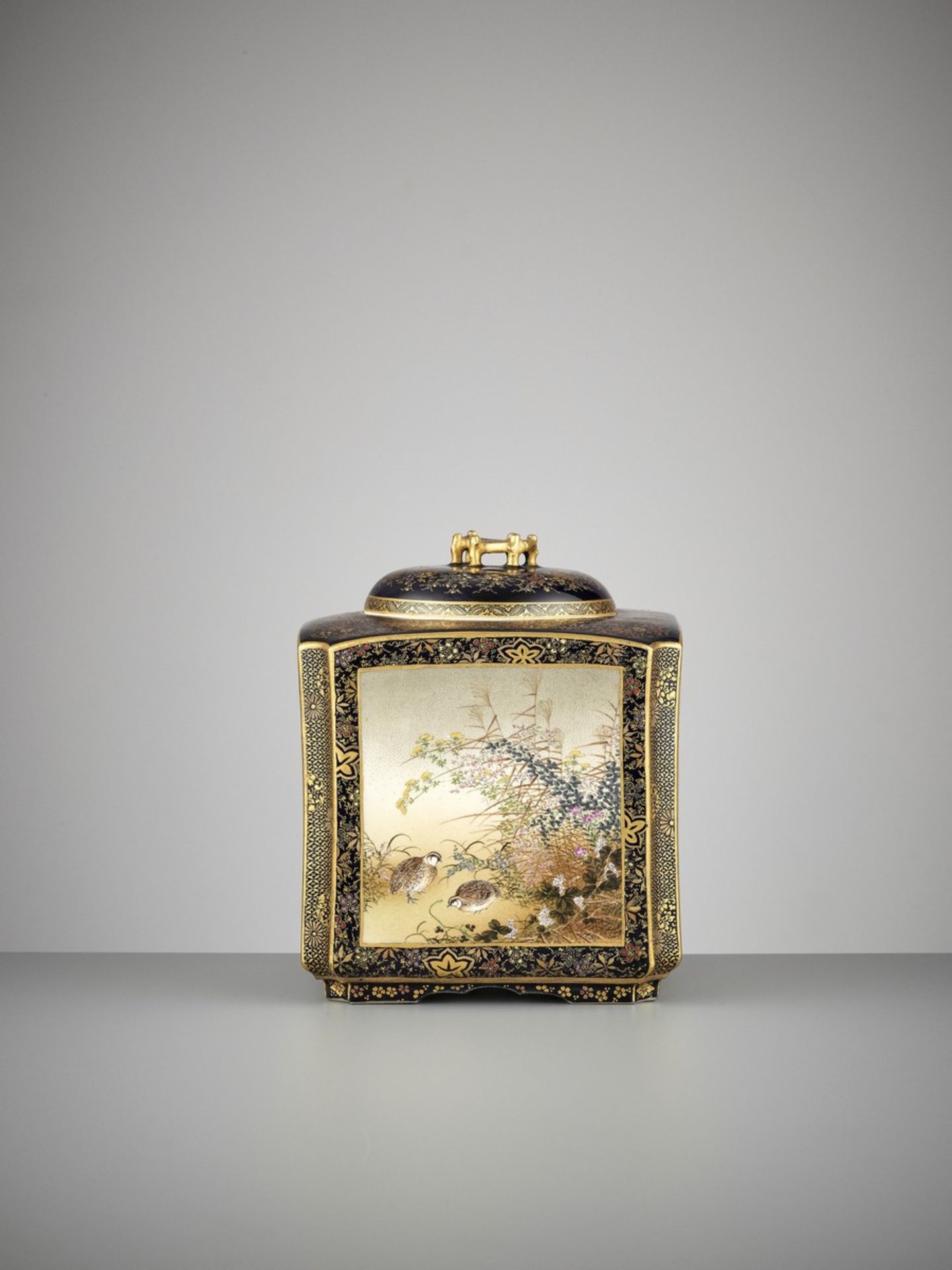 KINKOZAN: A SUPERB AND LARGE SATSUMA CERAMIC LIDDED JAR WITH POLYCHROME ENAMELS AND GOLD PAINTING ON - Bild 8 aus 21