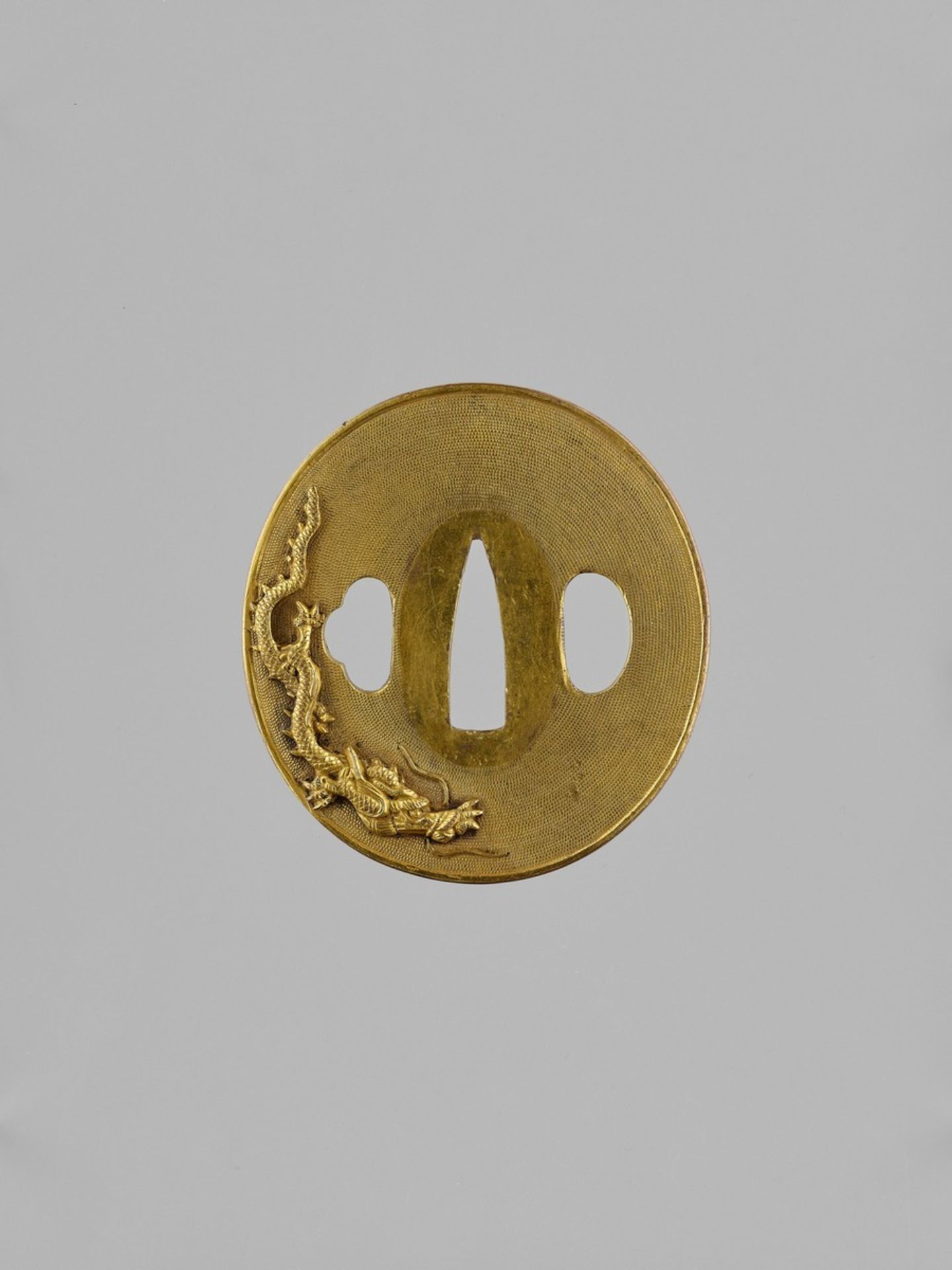 AN IMPRESSIVE GILT COPPER TSUBA WITH DRAGONS Japan, 19th century, Edo period (1615-1868)The heavy - Image 2 of 4