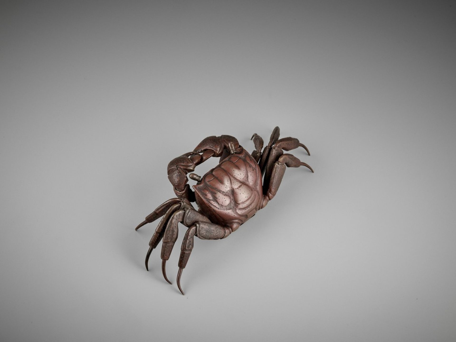 A RARE ARTICULATED BRONZE MODEL OF A CRAB Japan, late 19th century, Meiji period (1868-1912)A - Bild 6 aus 11