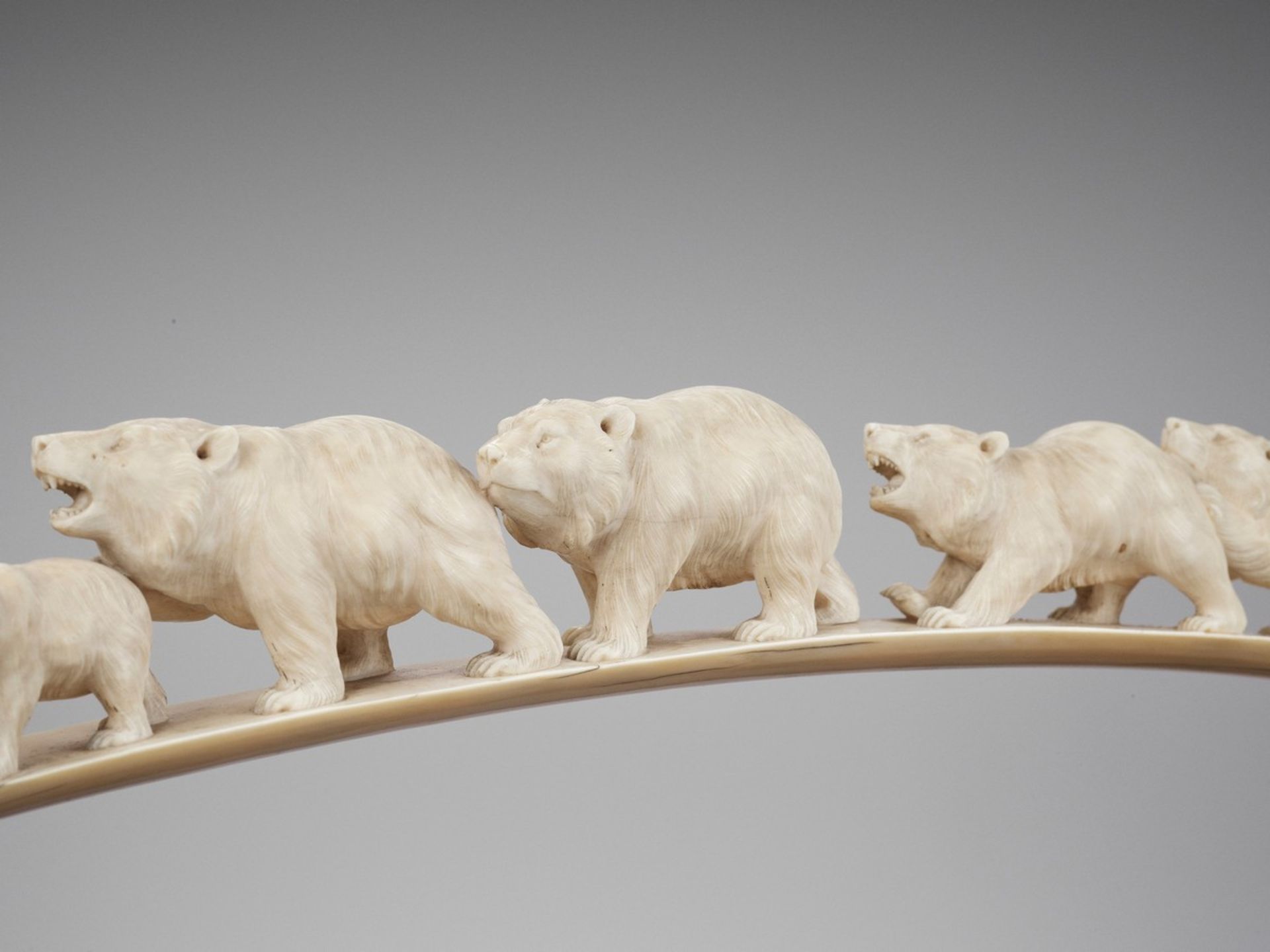 AN IVORY TUSK OKIMONO OF TRAVELING BEARS Japan, Meiji period (1868-1912)Finely carved with a group - Bild 2 aus 8