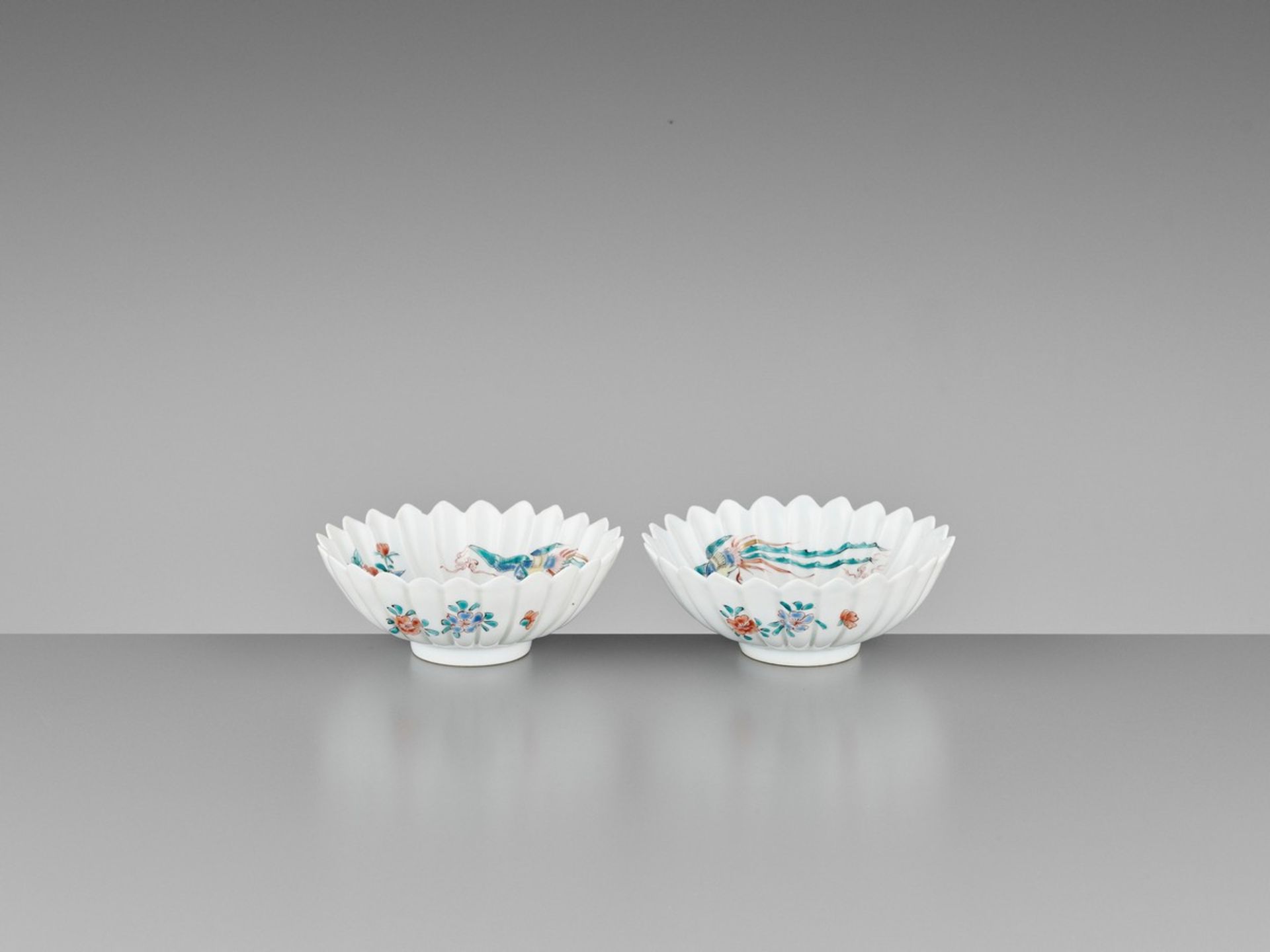 A PAIR OF ‘CHRYSANTHEMUM’ KAKIEMON PORCELAIN BOWLS Japan, 18th century, Edo period (1615-1868)Each - Bild 6 aus 9