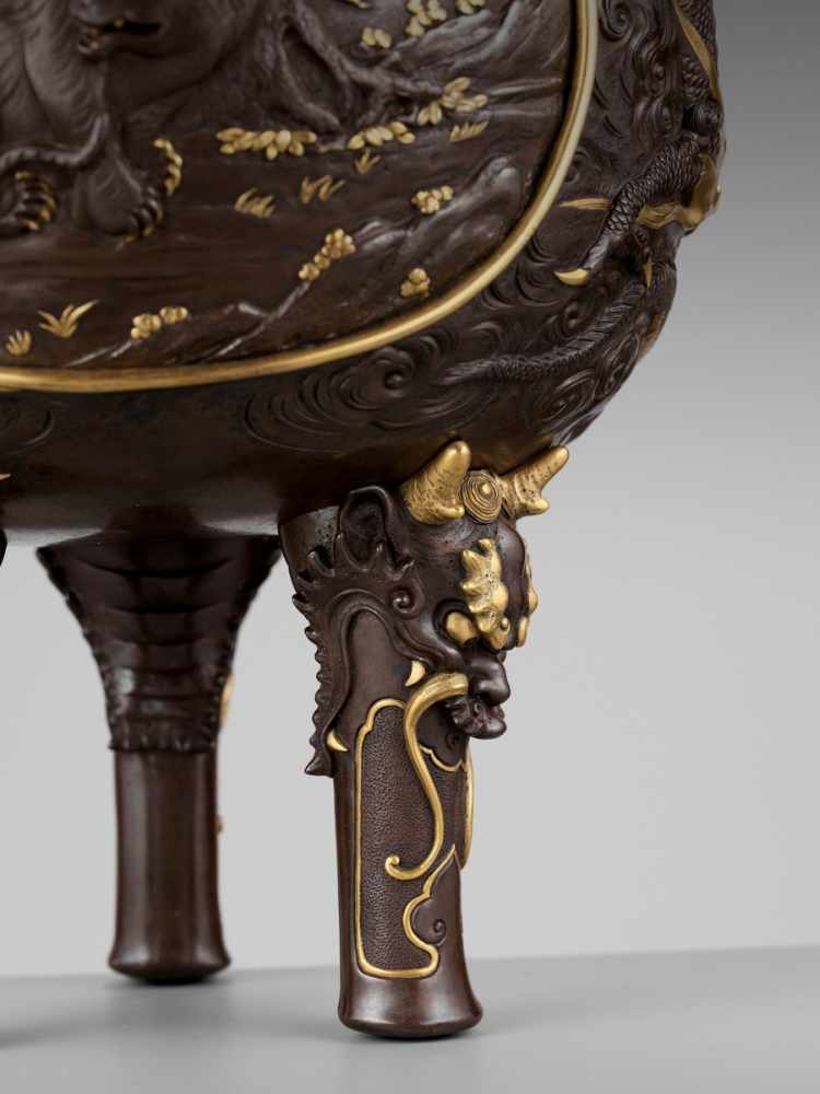 MIYAO EISUKE: A MASSIVE, RARE AND VERY FINE PARCEL-GILT BRONZE TRIPOD KORO AND FIGURAL COVER By - Image 8 of 14