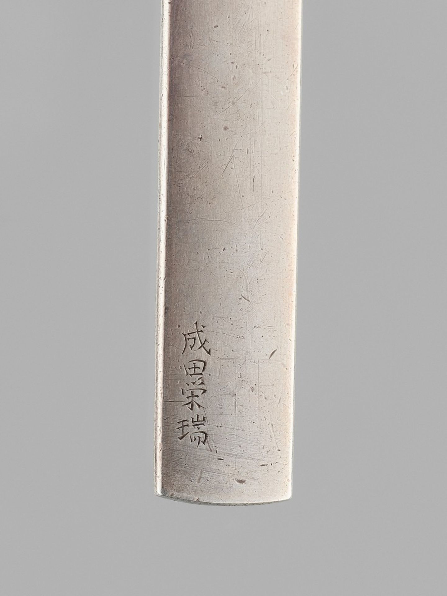 NARITA EZUI: A FINE SILVER KOZUKA WITH KIKU By Narita Ezui, signed Narita EzuiJapan, c. 1800, Edo - Bild 4 aus 5