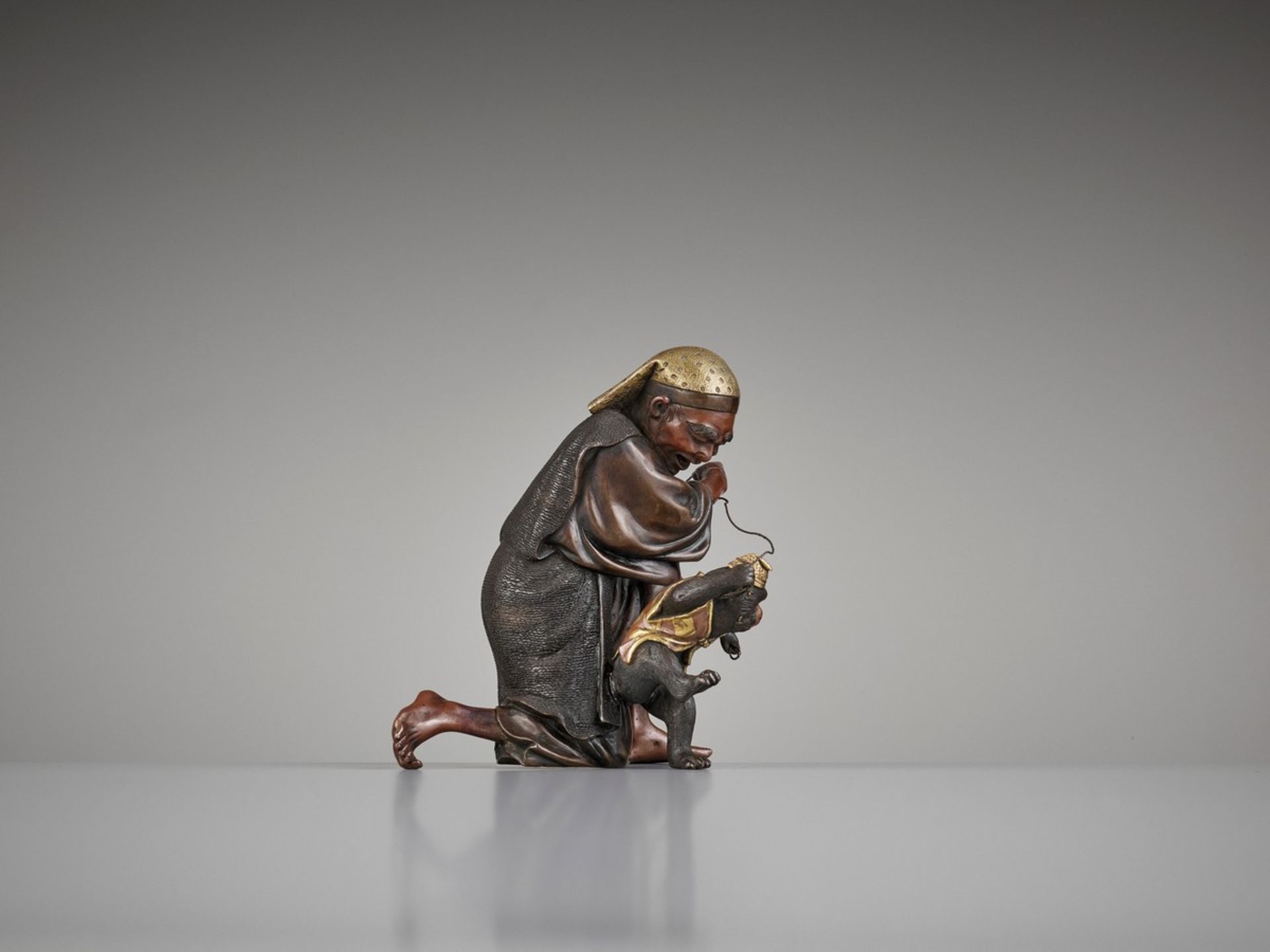 A RARE PARCEL-GILT SARUMAWASHI AND MONKEY BRONZE, ATTRIBUTED TO MIYAO EISUKE Attributed to Miyao - Bild 8 aus 10