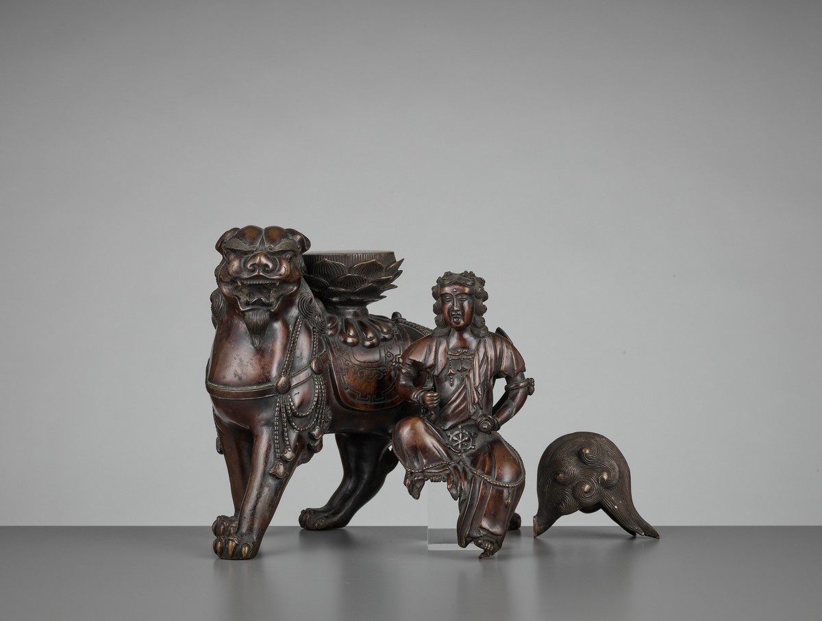 A BRONZE GROUP OF KISHI MONJU BOSATSU RIDING A SHISHI Japan, 18th century, Edo period (1615-1868) - Image 11 of 13