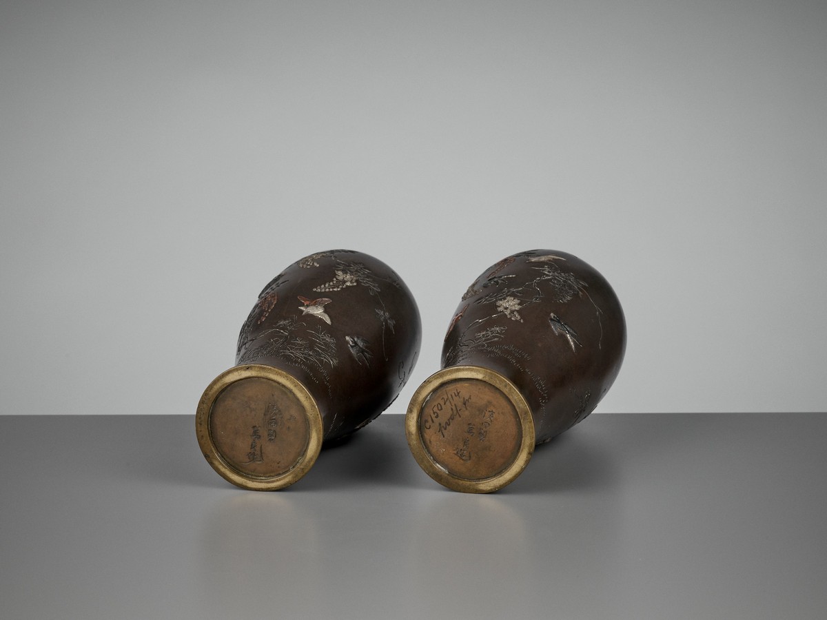 A PAIR OF INLAID BRONZE BALUSTER VASES BY MIYABE ATSUYOSHI FOR THE HAMADA COMPANY By Miyabe - Image 9 of 10