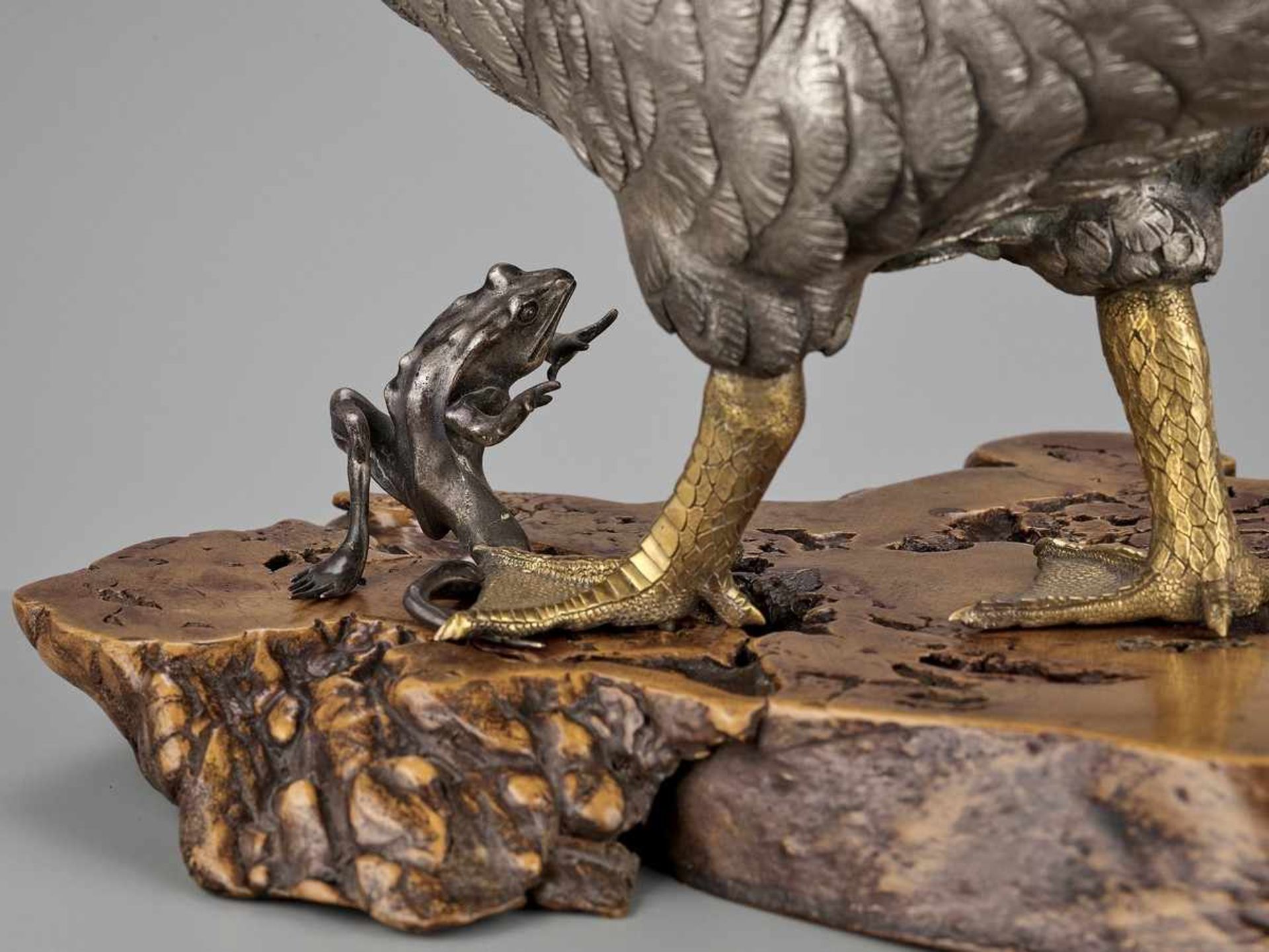 OSHIMOTO SEIJI: AN EXTREMELY FINE AND LARGE PARCEL-GILT AND SILVERED BRONZE OKIMONO OF A GOOSE - Bild 4 aus 14