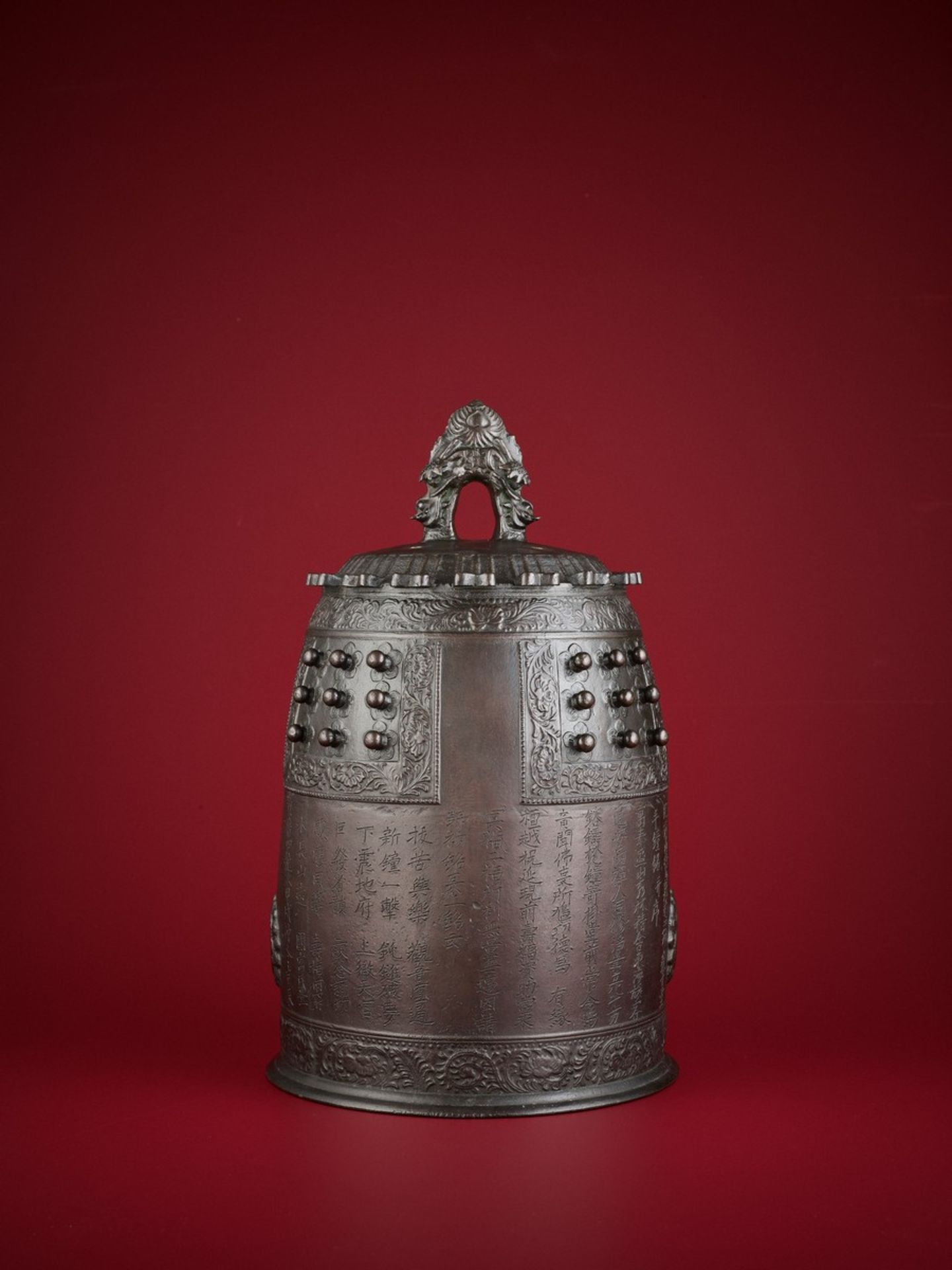 A BRONZE TEMPLE BELL, BONSHO, DATED 1754 Japan, dated 1754, Edo period (1615-1868)Of archaic form, - Bild 9 aus 14