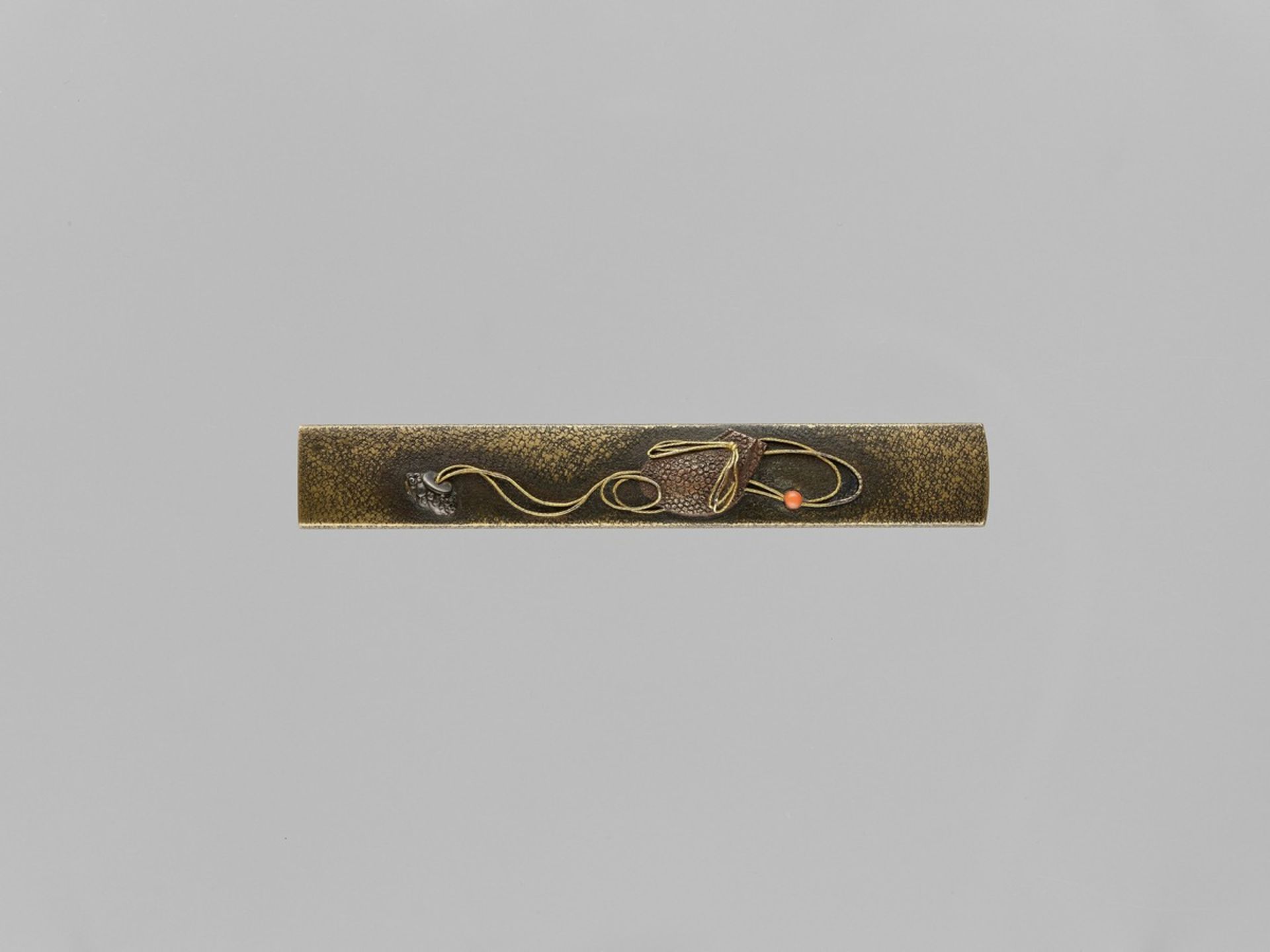 A RARE SENTOKU KOZUKA WITH SAGEMONO Japan, 19th centuryThe sentoku kozuka inlaid with a copper