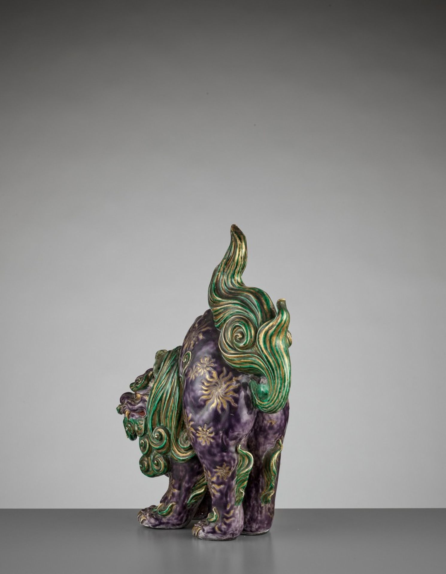 A LARGE KUTANI PORCELAIN FIGURE OF A FRIGHTENED SHISHI Japan, Meiji (1868-1912) to Taisho period ( - Bild 5 aus 10