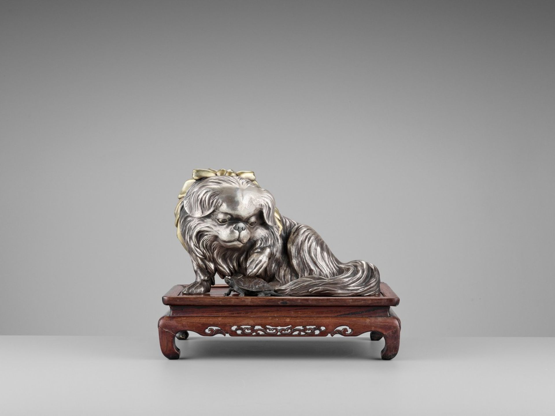 MARUKI COMPANY: AN EXCEPTIONAL AND LARGE PARCEL-GILT AND SILVERED OKIMONO OF A CHIN DOG By the - Bild 4 aus 18