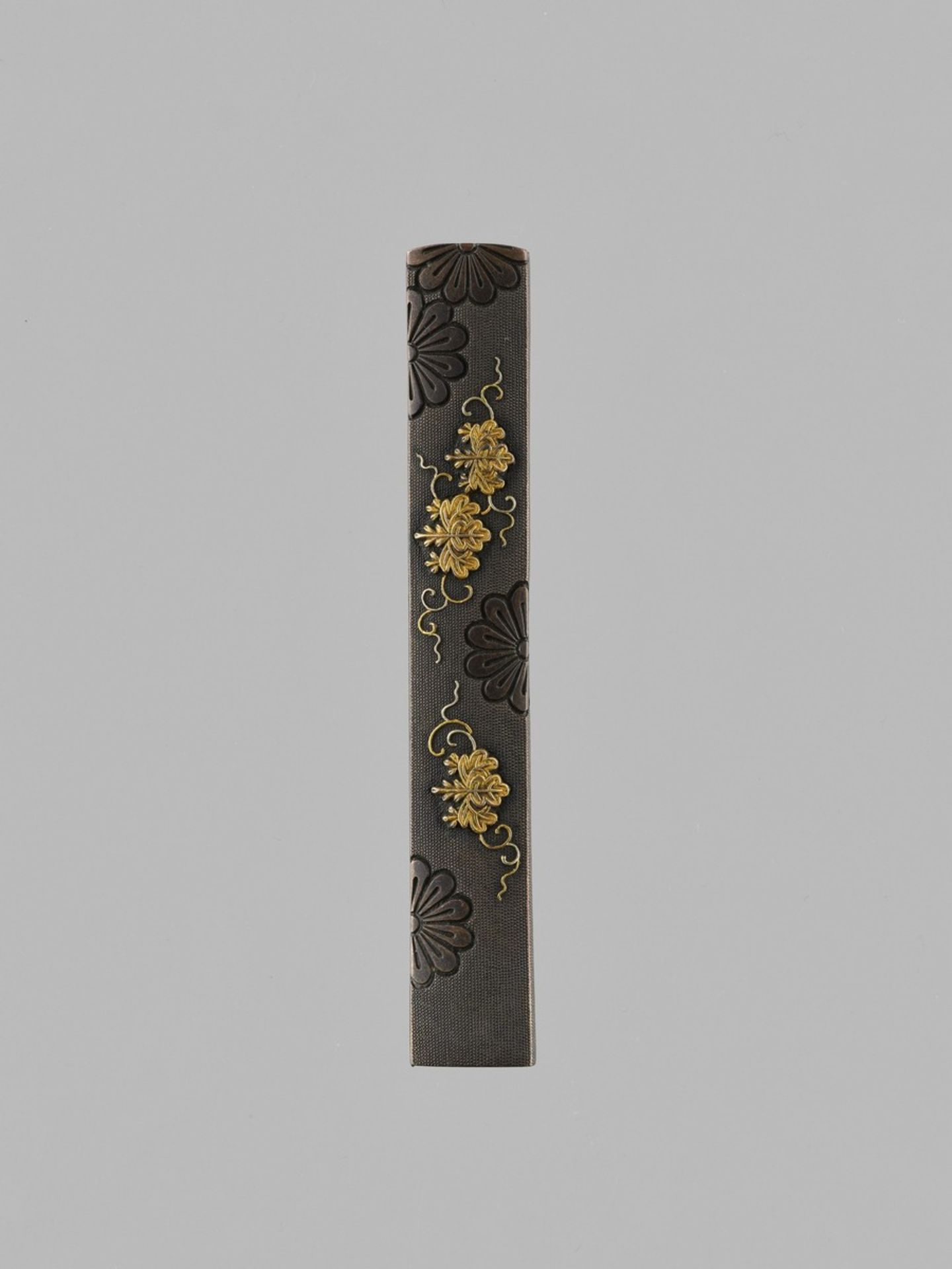 A MATCHING SET OF SWORD FITTINGS WITH KIRI-MONS One kozuka signed with a kakihanJapan, 18th to - Bild 4 aus 13