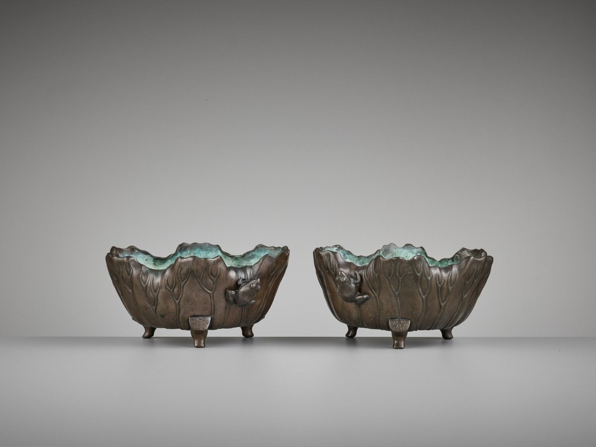 A PAIR OF BRONZE ‘LOTUS AND FROG’ WATER BASINS Japan, Meiji period (1868-1912)A pair of water basins - Bild 4 aus 9