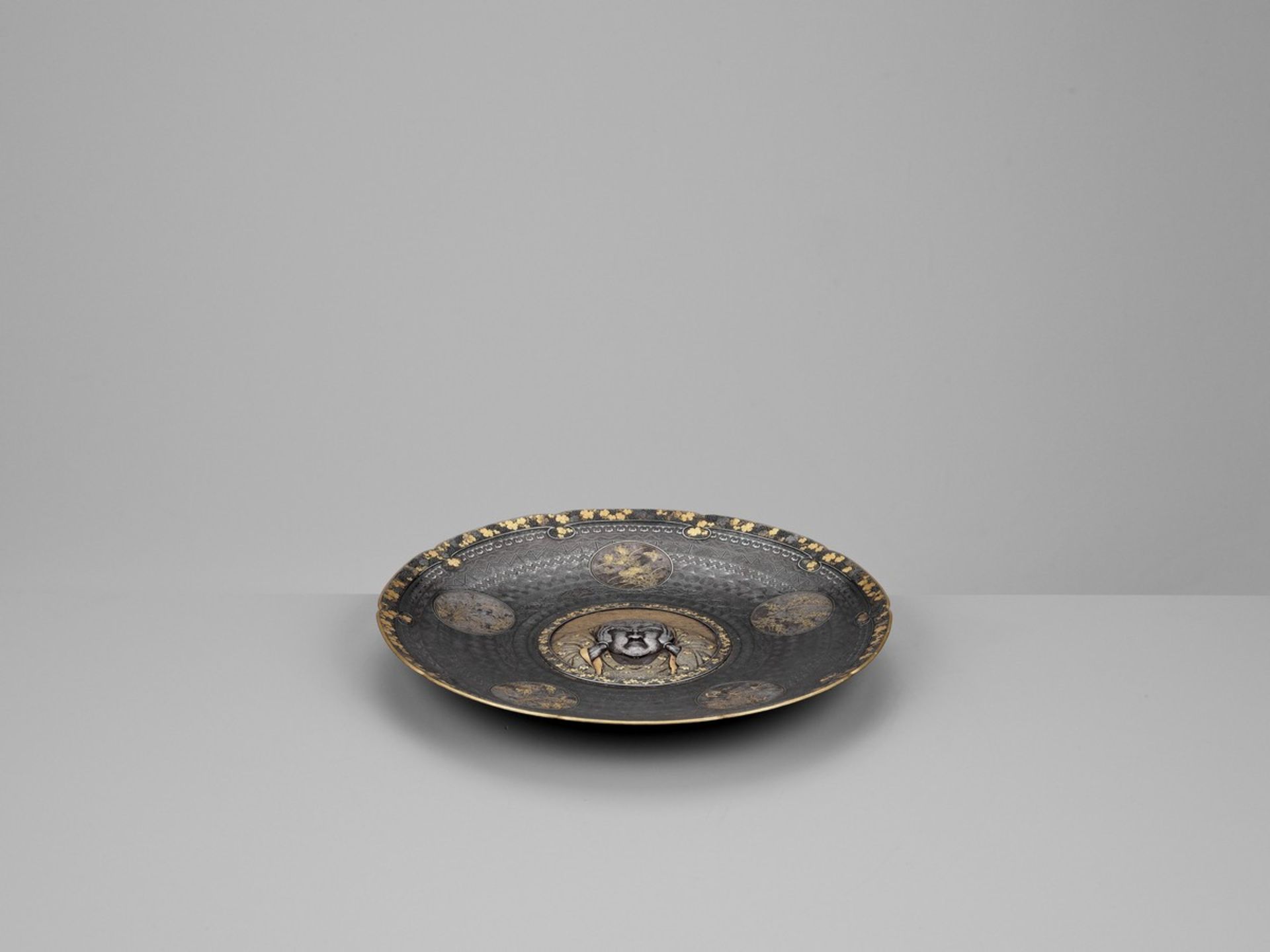 KOMAI OTOJIRO: A SUPERB GOLD AND SILVER INLAID IRON DISH By Komai Otojiro of Kyoto, signed Nihon - Bild 6 aus 8