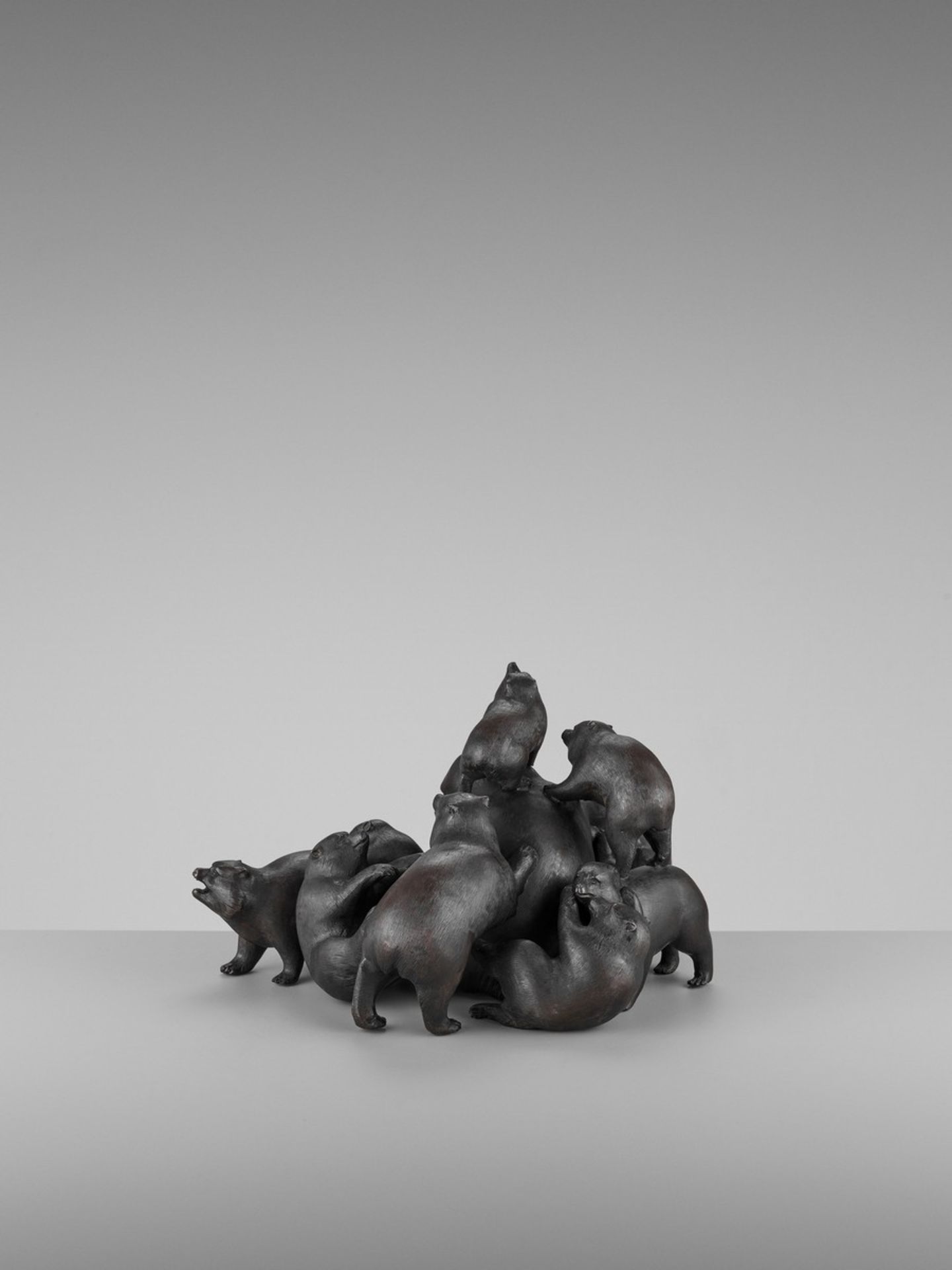 UNKOKU: AN EXTREMELY RARE PATINATED OKIMONO GROUP OF HIMALAYAN BROWN BEARS IN A PILE By Unkoku, - Bild 5 aus 11