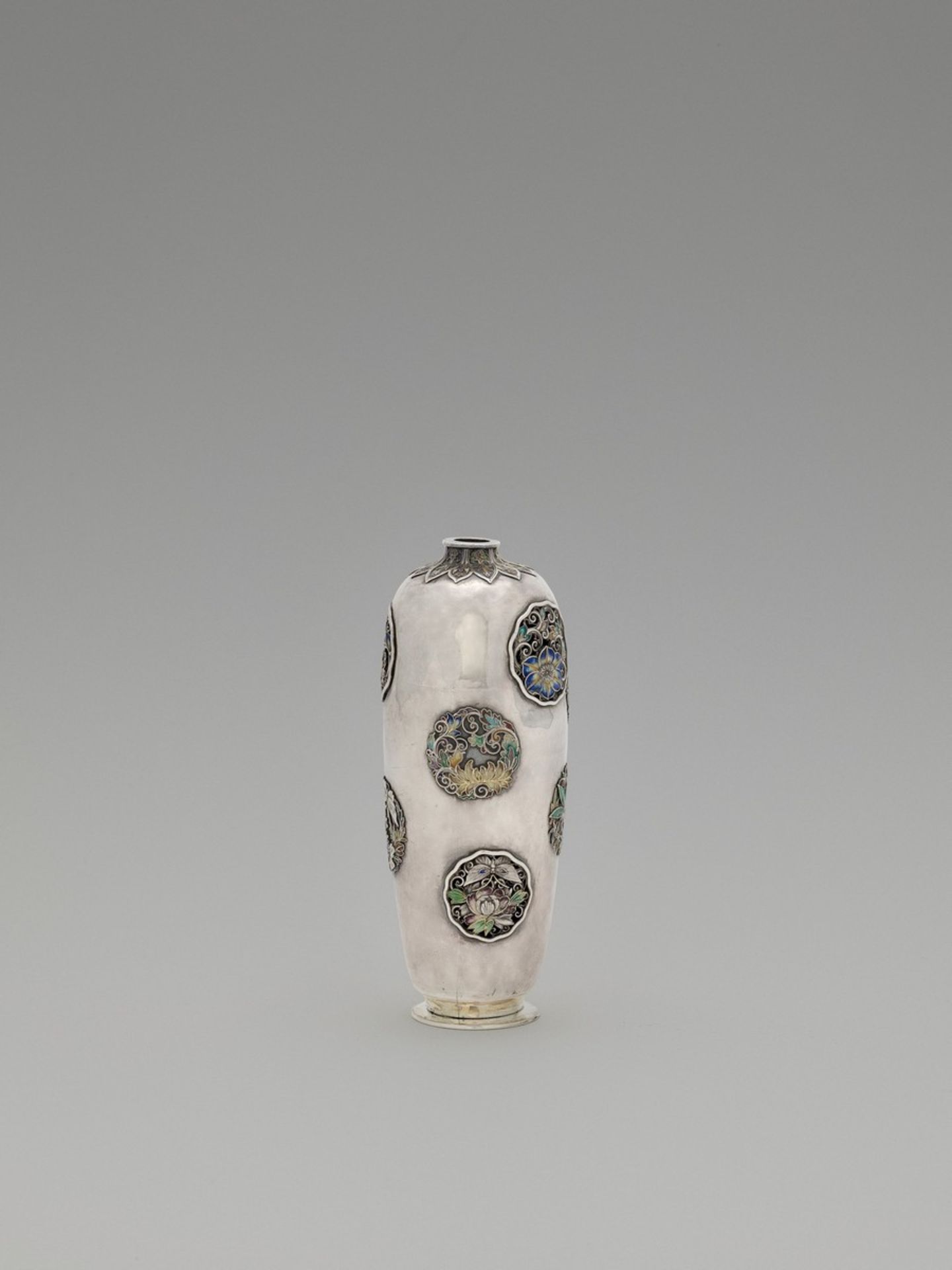 A RARE AND RETICULATED SILVER CLOISONNÉ “VASE WITHIN A VASE” ATTRIBUTED TO HIRATSUKA MOHEI - Bild 4 aus 10