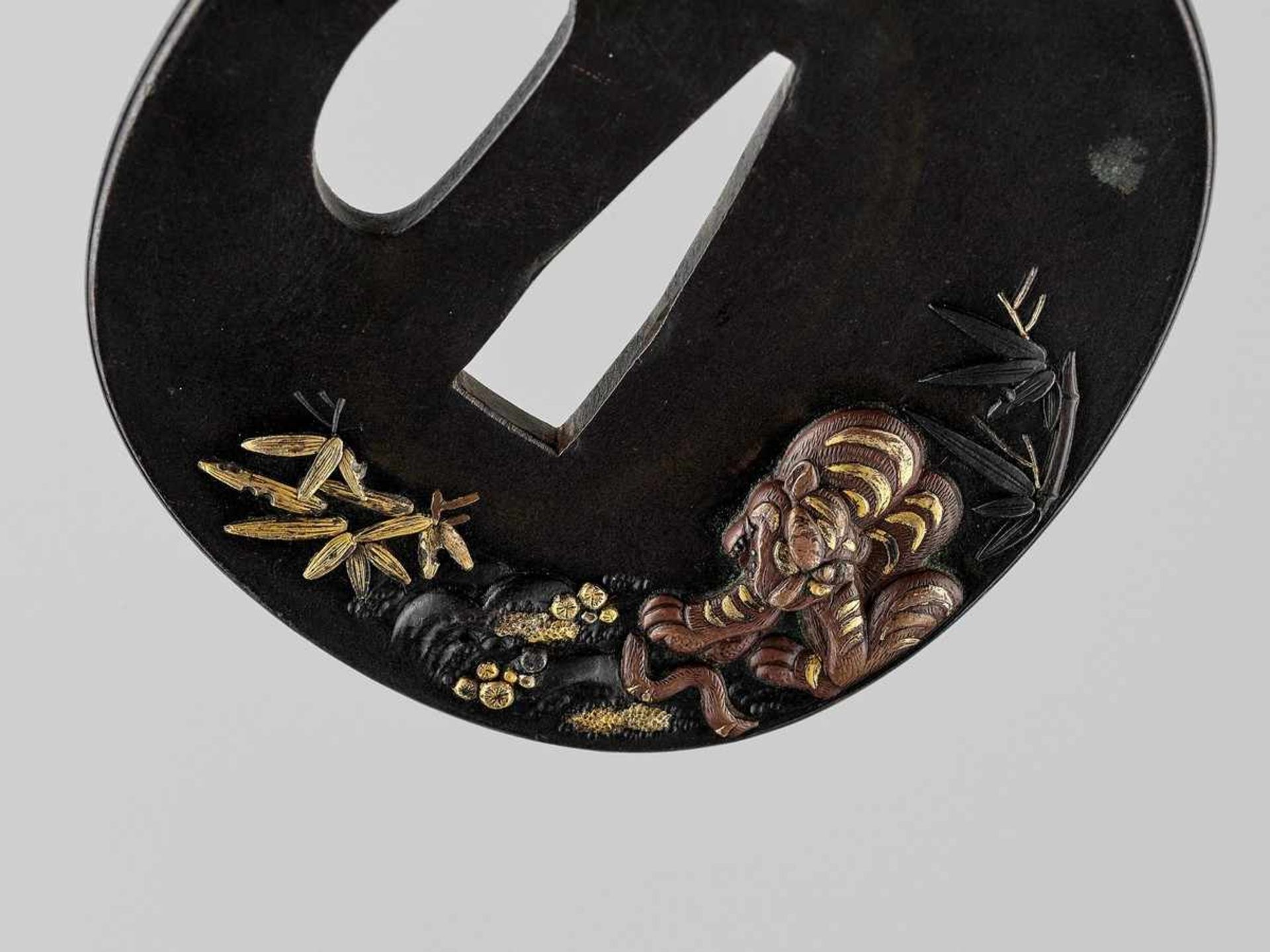 A SHIBUICHI TSUBA WITH TIGER AND BAMBOO Japan, 19th century, Edo period (1615-1868)Of tate-maru-gata - Bild 3 aus 4