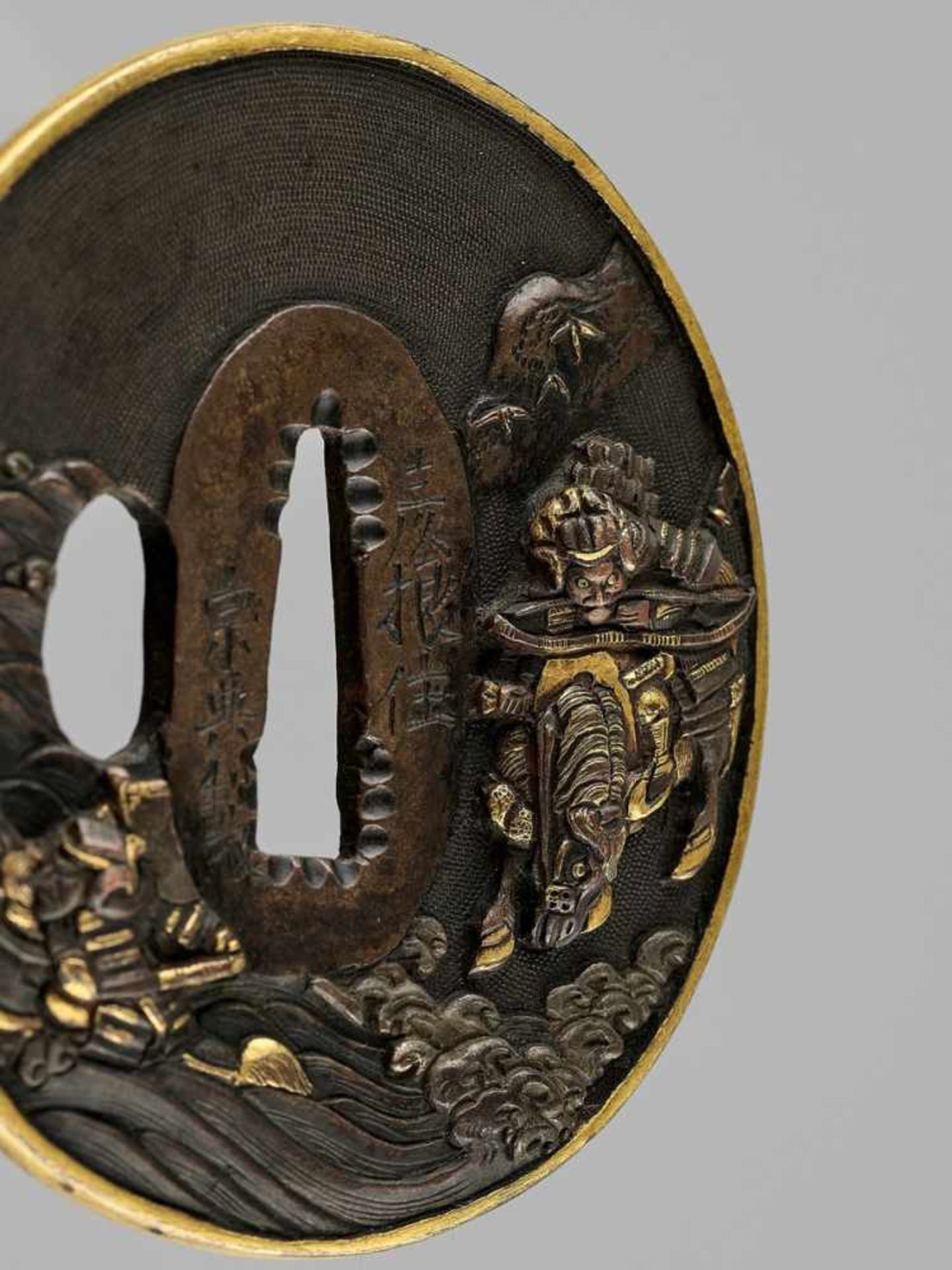 KITAGAWA SOTEN: A FINE COPPER TSUBA DEPICTING THE BATTLE OF UJI By Kitagawa Soten, signed Hikone ju, - Bild 2 aus 4