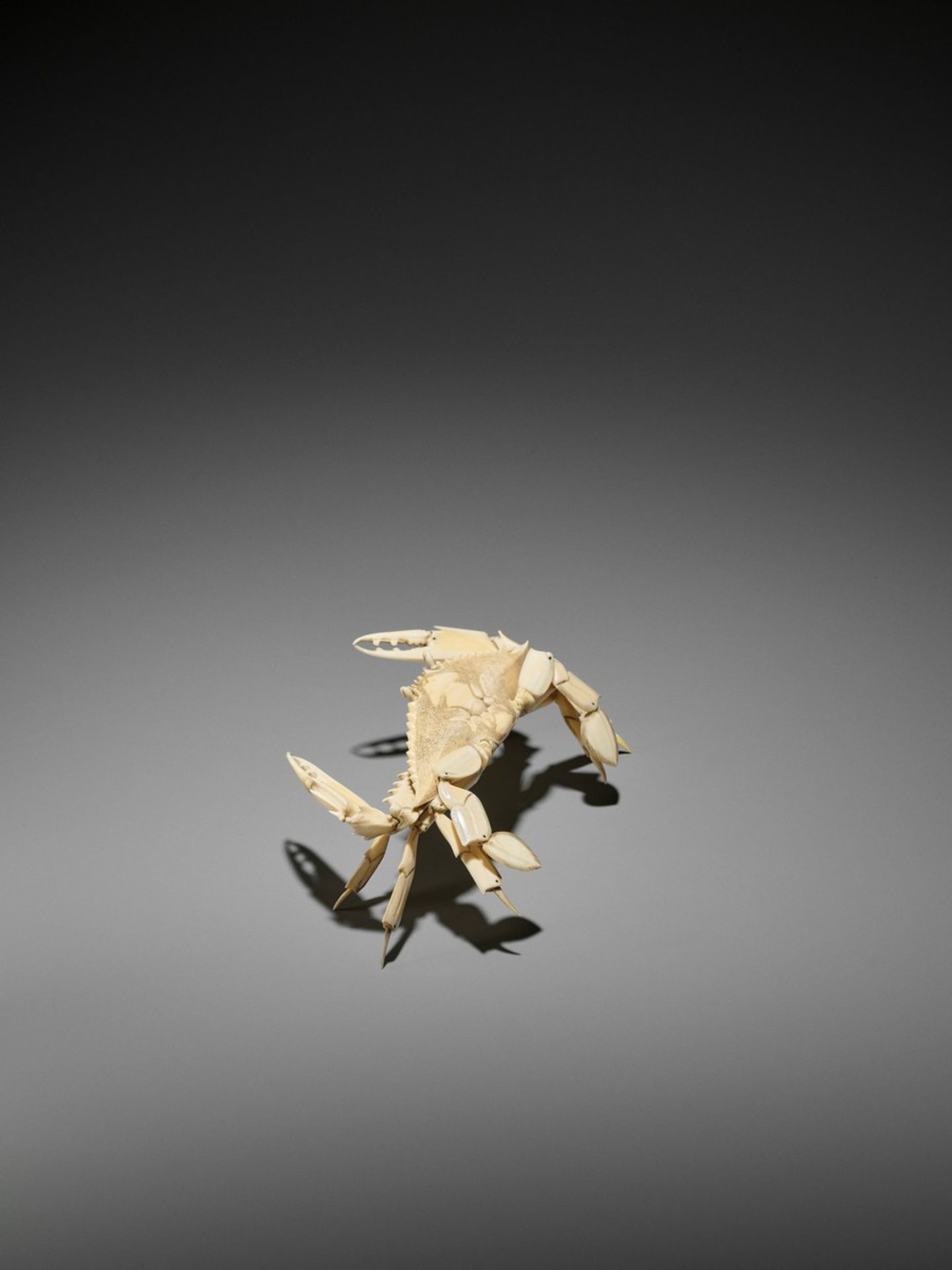 AN ARTICULATED IVORY OKIMONO OF A CRAB WITH WIDE CARAPACE Japan, Meiji period (1868-1912)The crab - Bild 8 aus 13