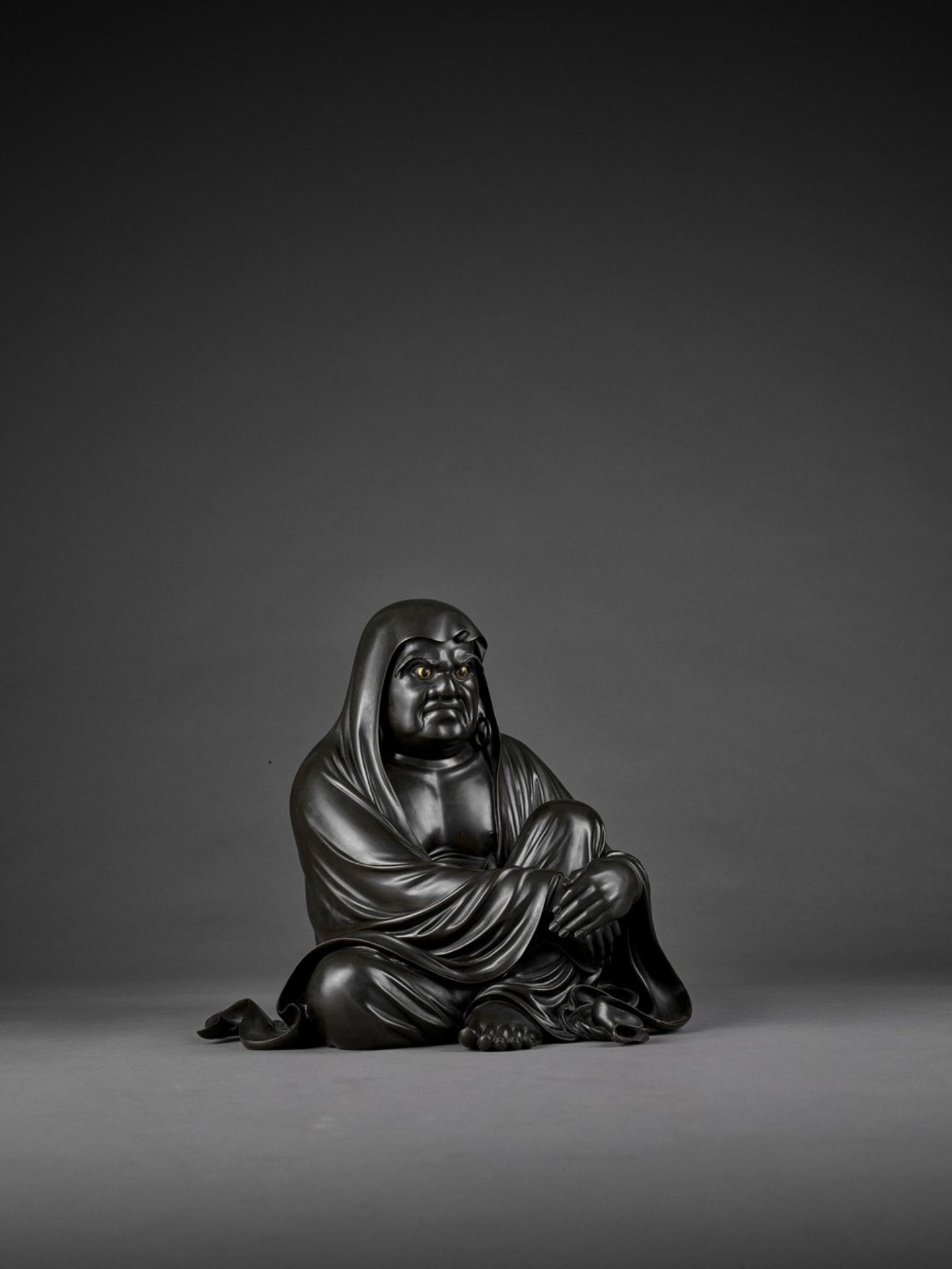 TAKAHASHI RYOUN: A MASSIVE AND MASTERFUL BRONZE OF DARUMA By Takahashi Ryoun, signed Takahashi - Bild 9 aus 11