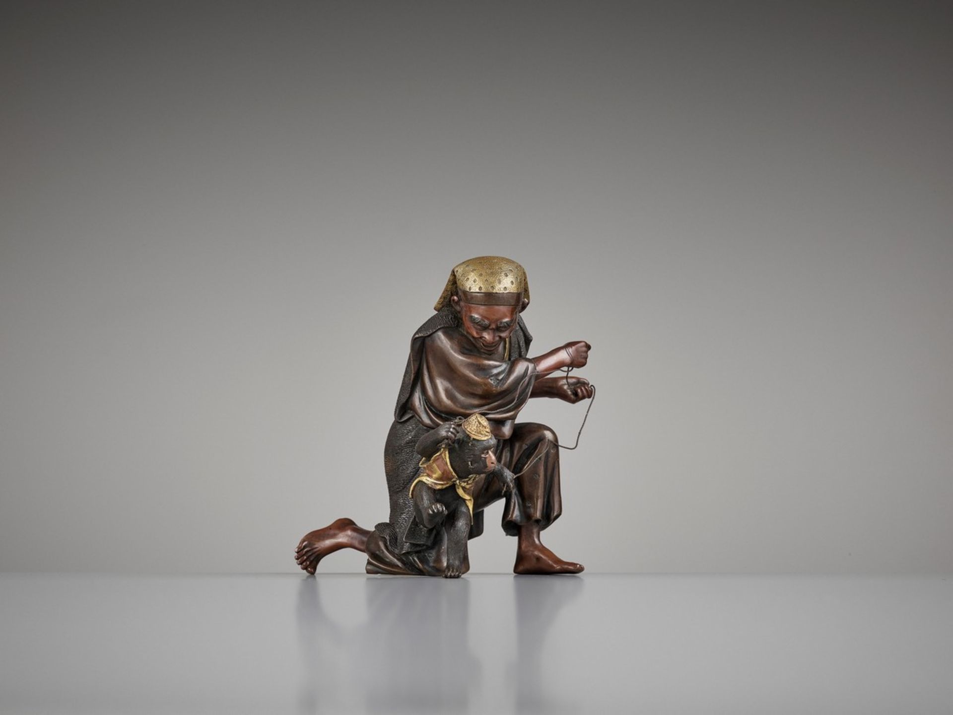 A RARE PARCEL-GILT SARUMAWASHI AND MONKEY BRONZE, ATTRIBUTED TO MIYAO EISUKE Attributed to Miyao - Bild 9 aus 10