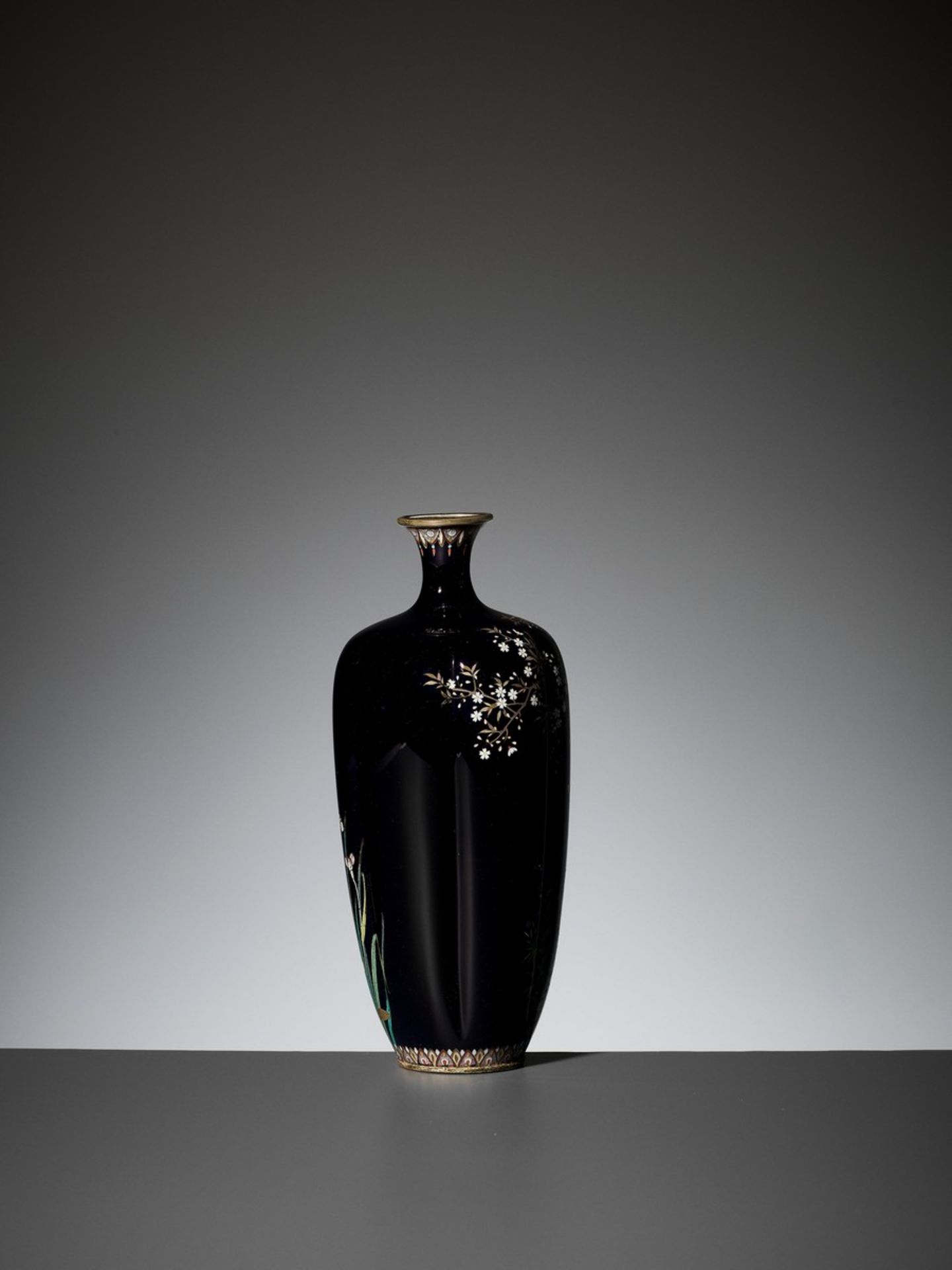 ANDO JUBEI: A LOBED CLOISONNÉ VASE WITH AN EAGLE By the Ando company, signed with the Ando company - Bild 6 aus 9