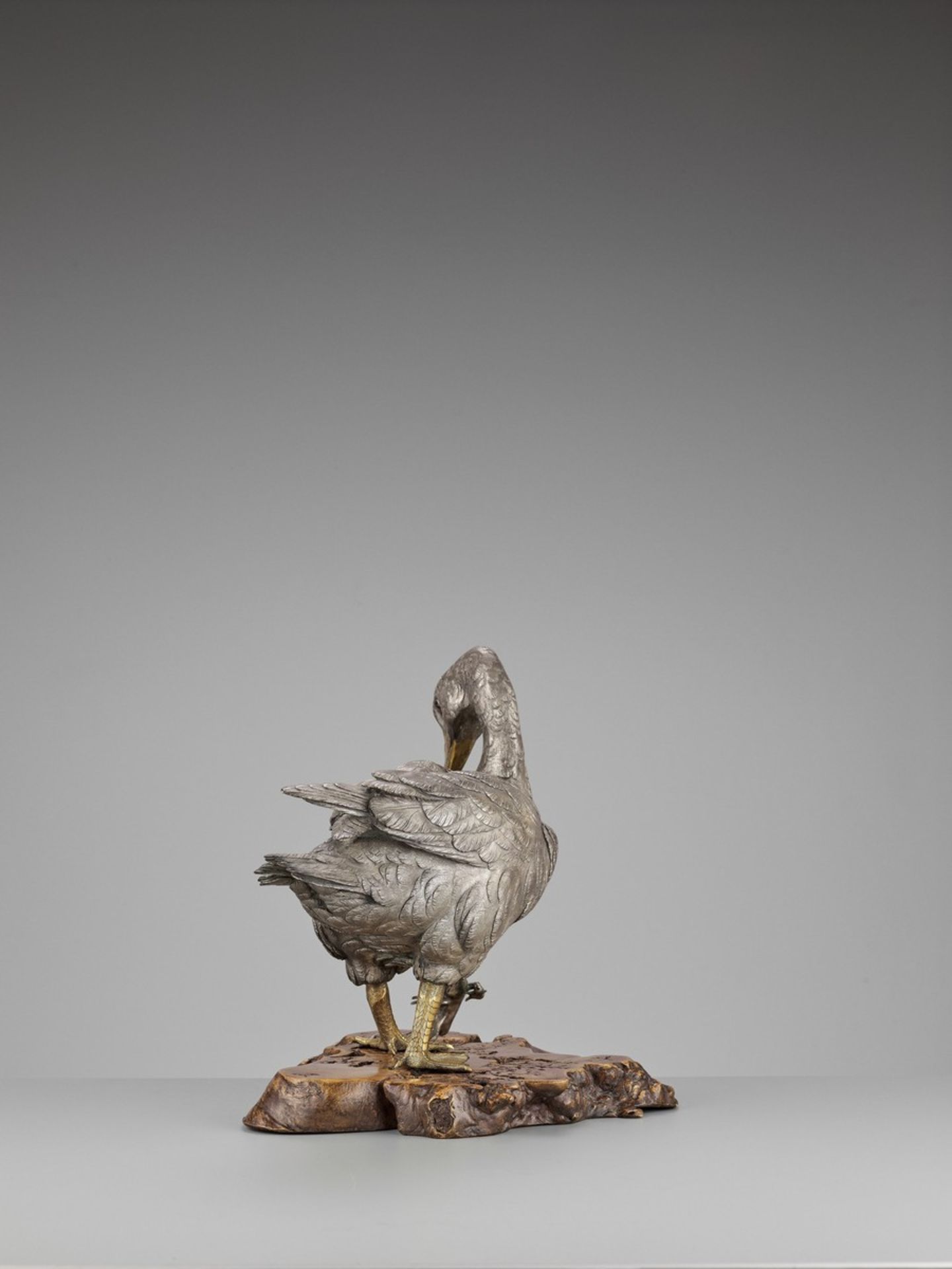OSHIMOTO SEIJI: AN EXTREMELY FINE AND LARGE PARCEL-GILT AND SILVERED BRONZE OKIMONO OF A GOOSE - Bild 10 aus 14