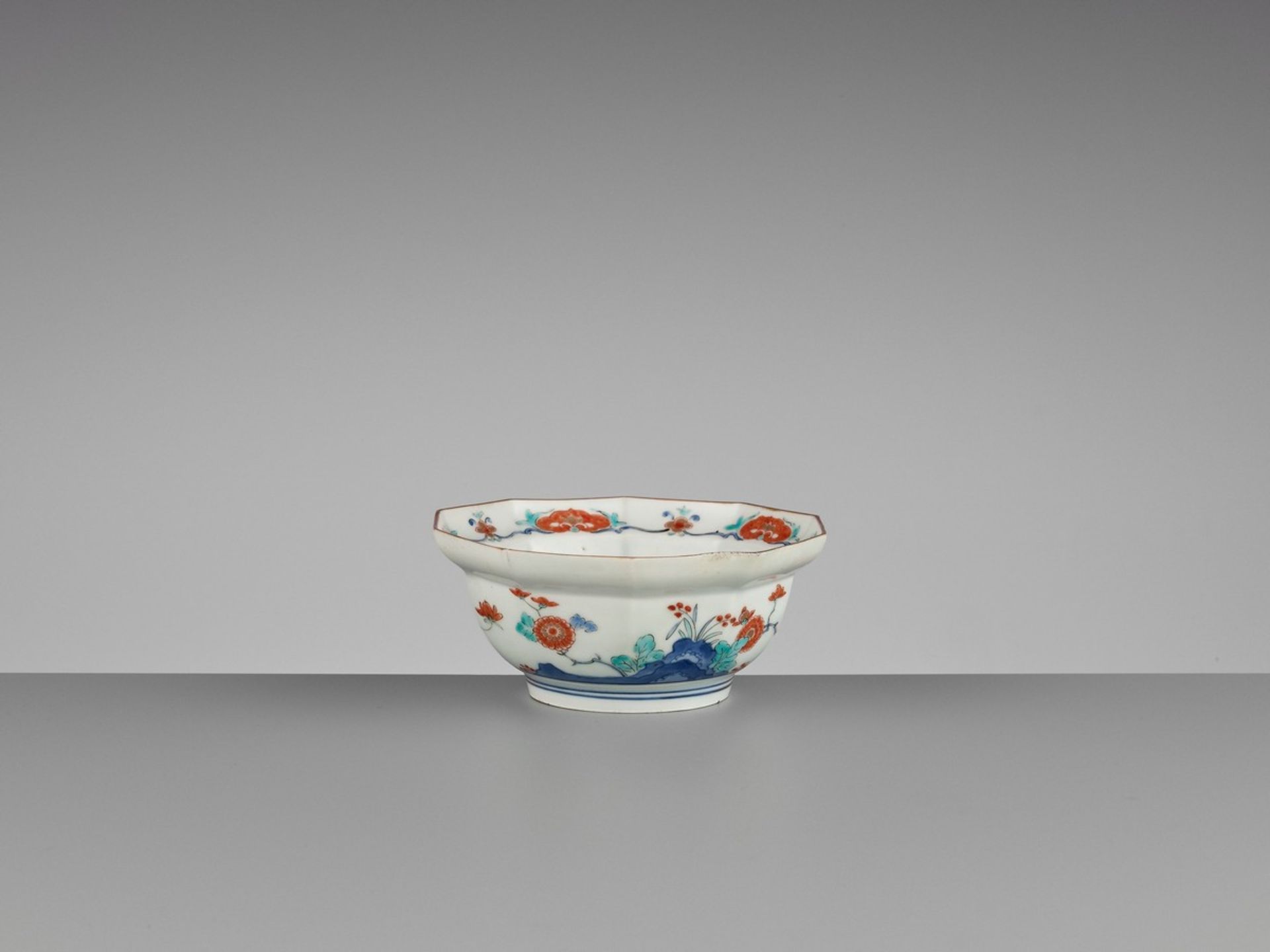 A KAKIEMON PORCELAIN BOWL Japan, 18th century, Edo period (1615-1868)The deep bowl with a lobed - Bild 5 aus 7