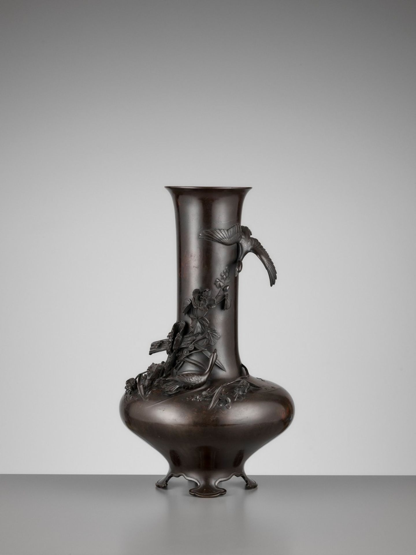 A LARGE BRONZE VASE WITH GEESE AND WATER LILIES Japan, Meiji period (1868-1912)The vase with a - Bild 3 aus 10