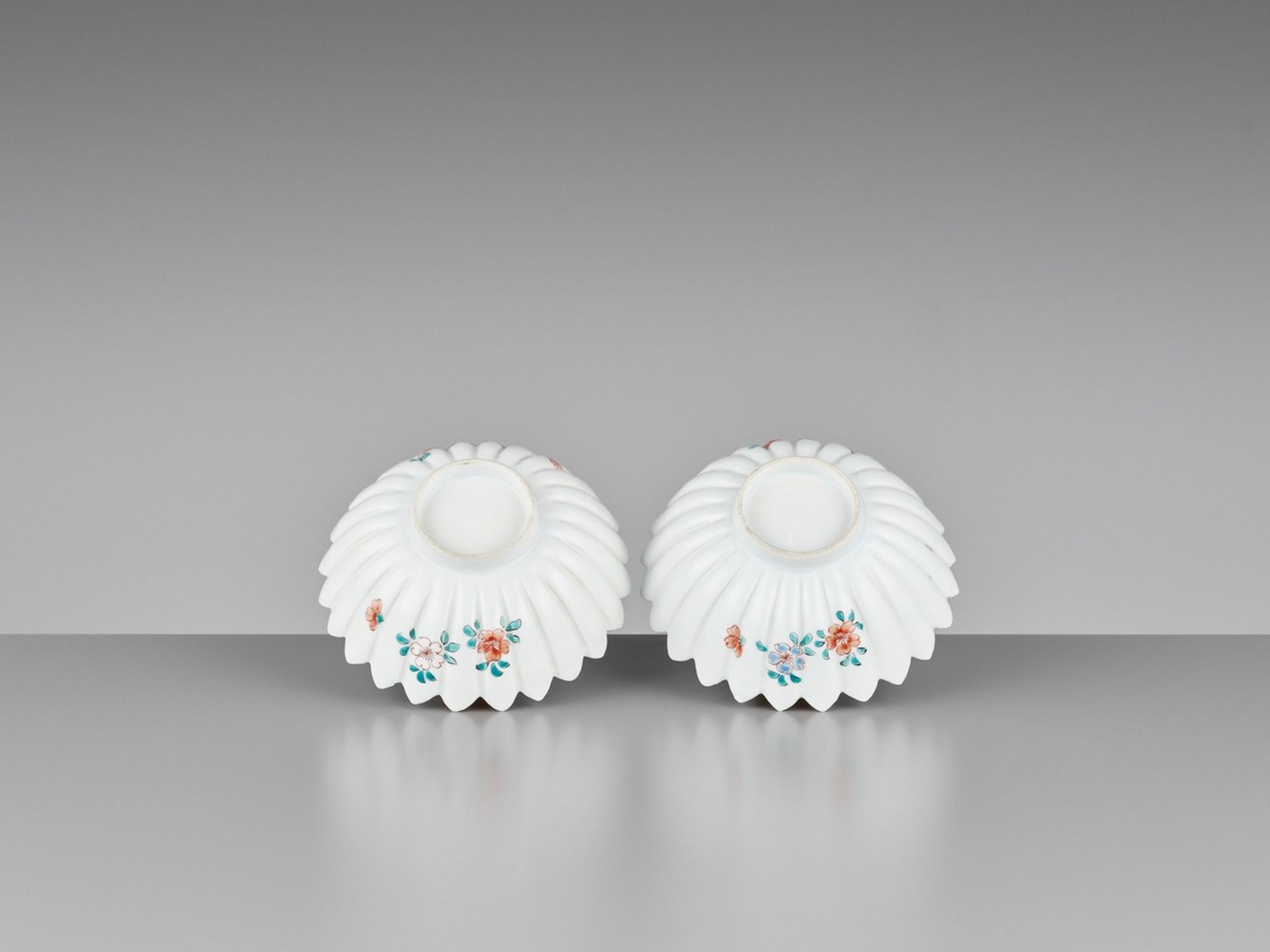 A PAIR OF ‘CHRYSANTHEMUM’ KAKIEMON PORCELAIN BOWLS Japan, 18th century, Edo period (1615-1868)Each - Bild 8 aus 9