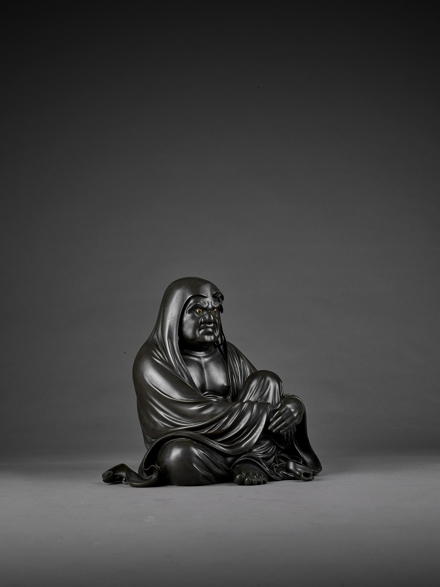 TAKAHASHI RYOUN: A MASSIVE AND MASTERFUL BRONZE OF DARUMA By Takahashi Ryoun, signed Takahashi - Image 8 of 11