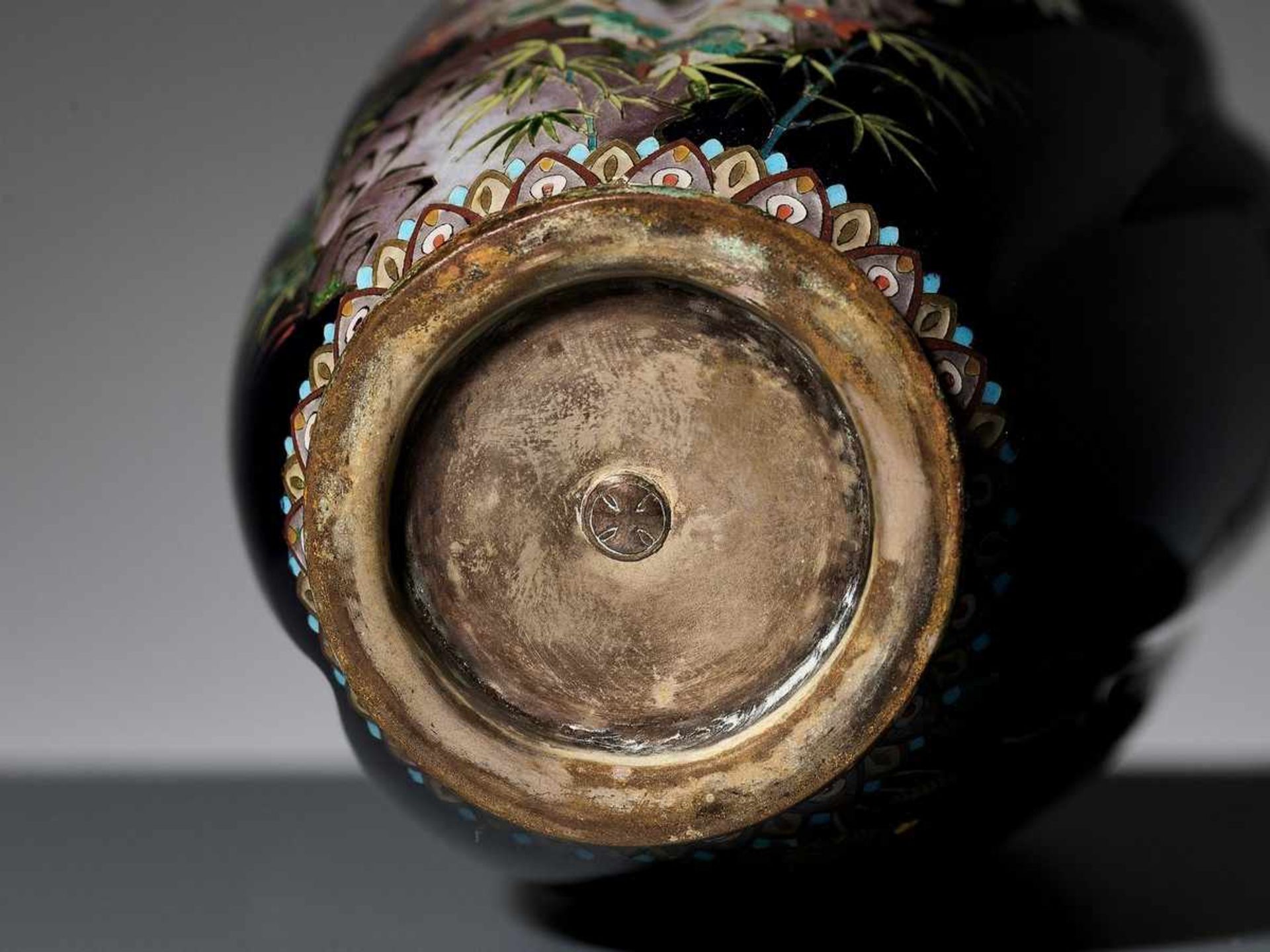 ANDO JUBEI: A LOBED CLOISONNÉ VASE WITH AN EAGLE By the Ando company, signed with the Ando company - Bild 8 aus 9