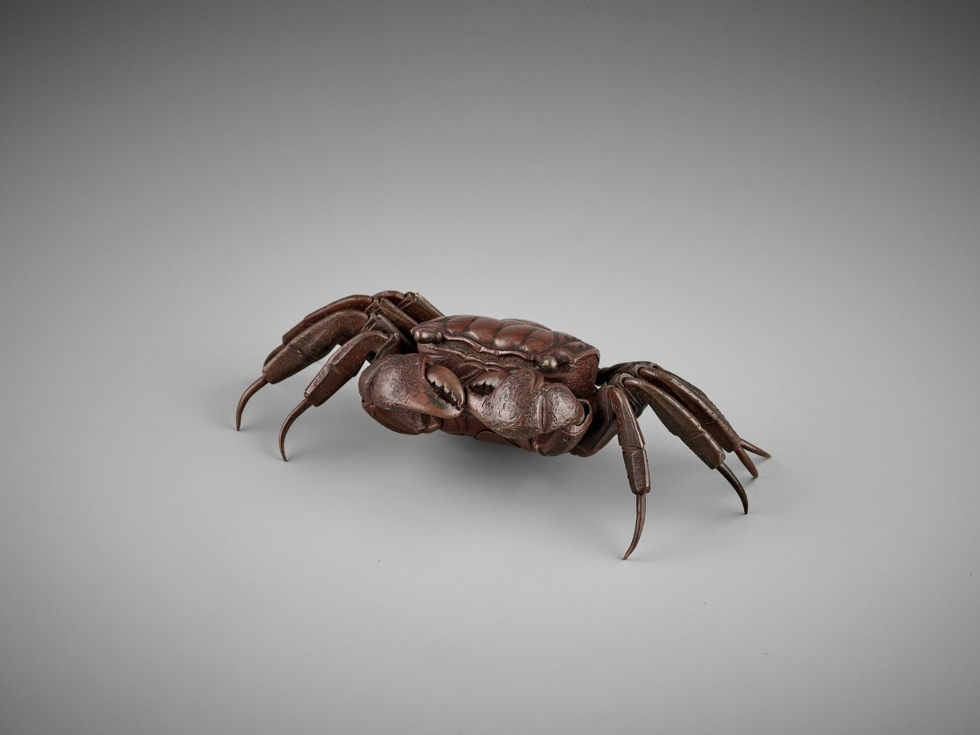 A RARE ARTICULATED BRONZE MODEL OF A CRAB Japan, late 19th century, Meiji period (1868-1912)A - Bild 10 aus 11